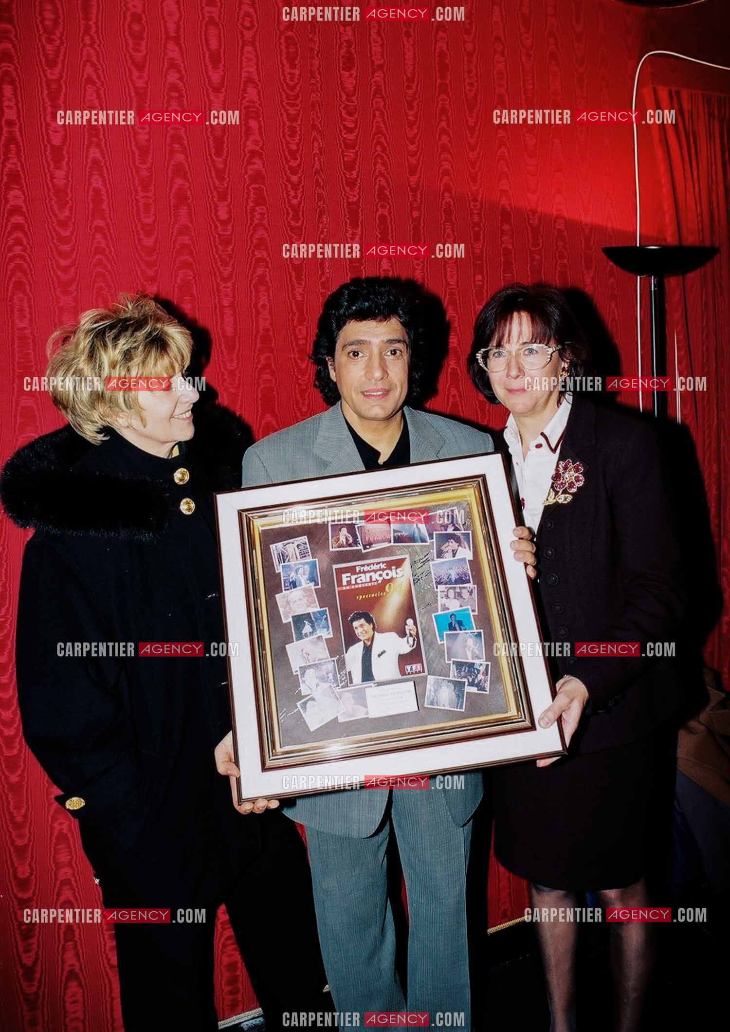 Le chanteur Frédéric François à l'Olympia du 10 au 19 mars 2000. Frédéric est entouré des représentantes de RTL dont la directrice Monique Le Marcis.   ( Exclusif )