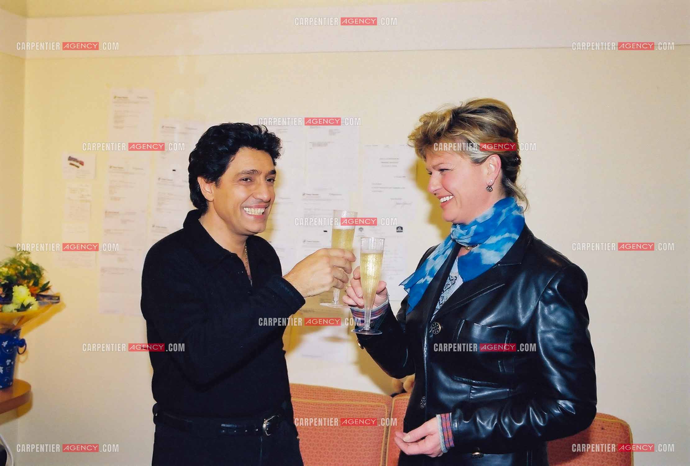Le chanteur Frédéric François à l'Olympia du 10 au 19 mars 2000. Dans sa loge, Frédéric et la chanteuse Jeane Manson.   ( Exclusif )