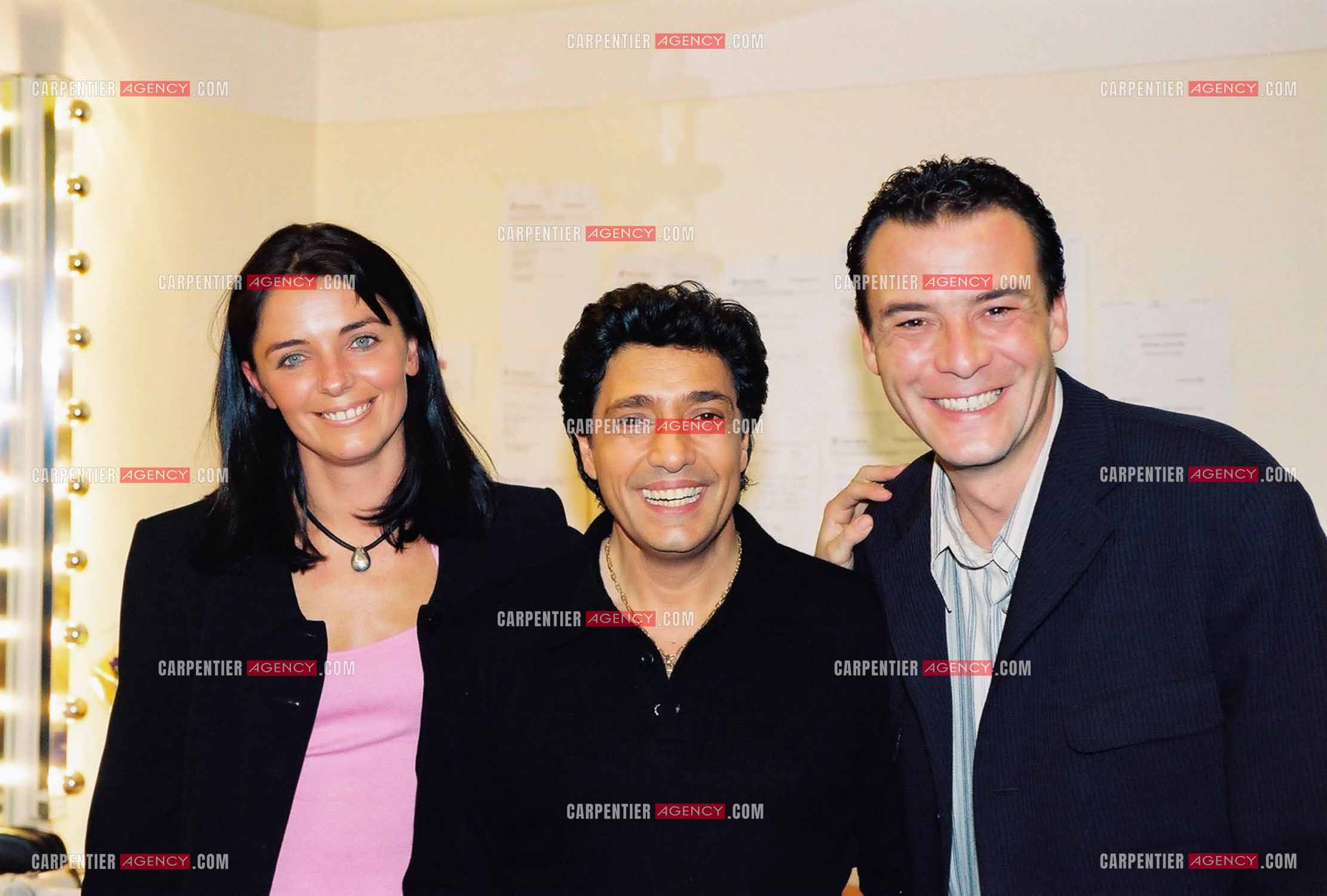 Le chanteur Frédéric François à l'Olympia du 10 au 19 mars 2000. Dans sa loge, Frédéric et l'animateur Pascal Brunner avec sa femme Valérie.   ( Exclusif )