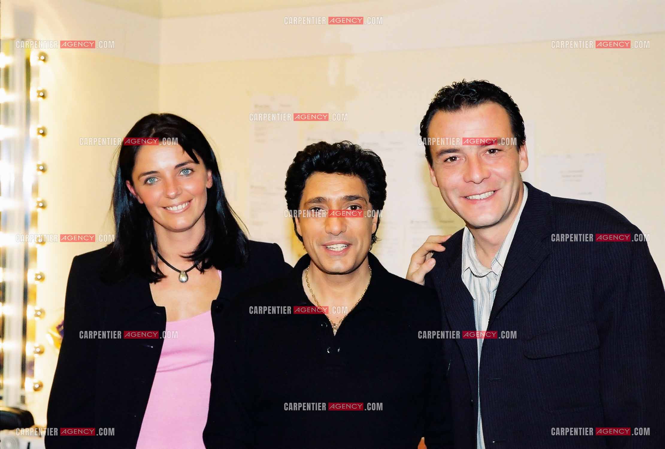 Le chanteur Frédéric François à l'Olympia du 10 au 19 mars 2000. Dans sa loge, Frédéric et l'animateur Pascal Brunner avec sa femme Valérie.   ( Exclusif )