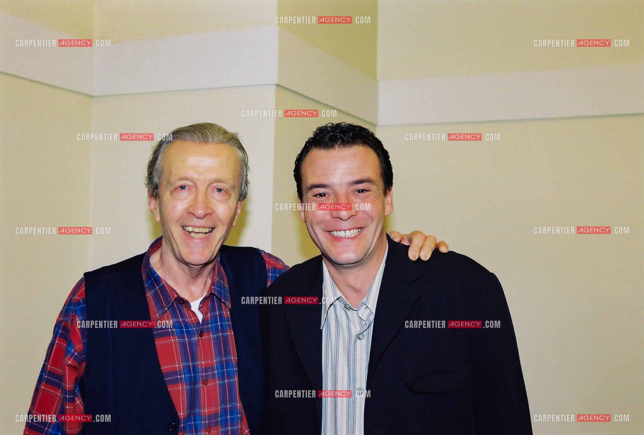 Le chanteur Frédéric François à l'Olympia du 10 au 19 mars 2000. Dans sa loge, Le parolier Michel Jourdan et l'animateur Pascal Brunner.  ( Exclusif )