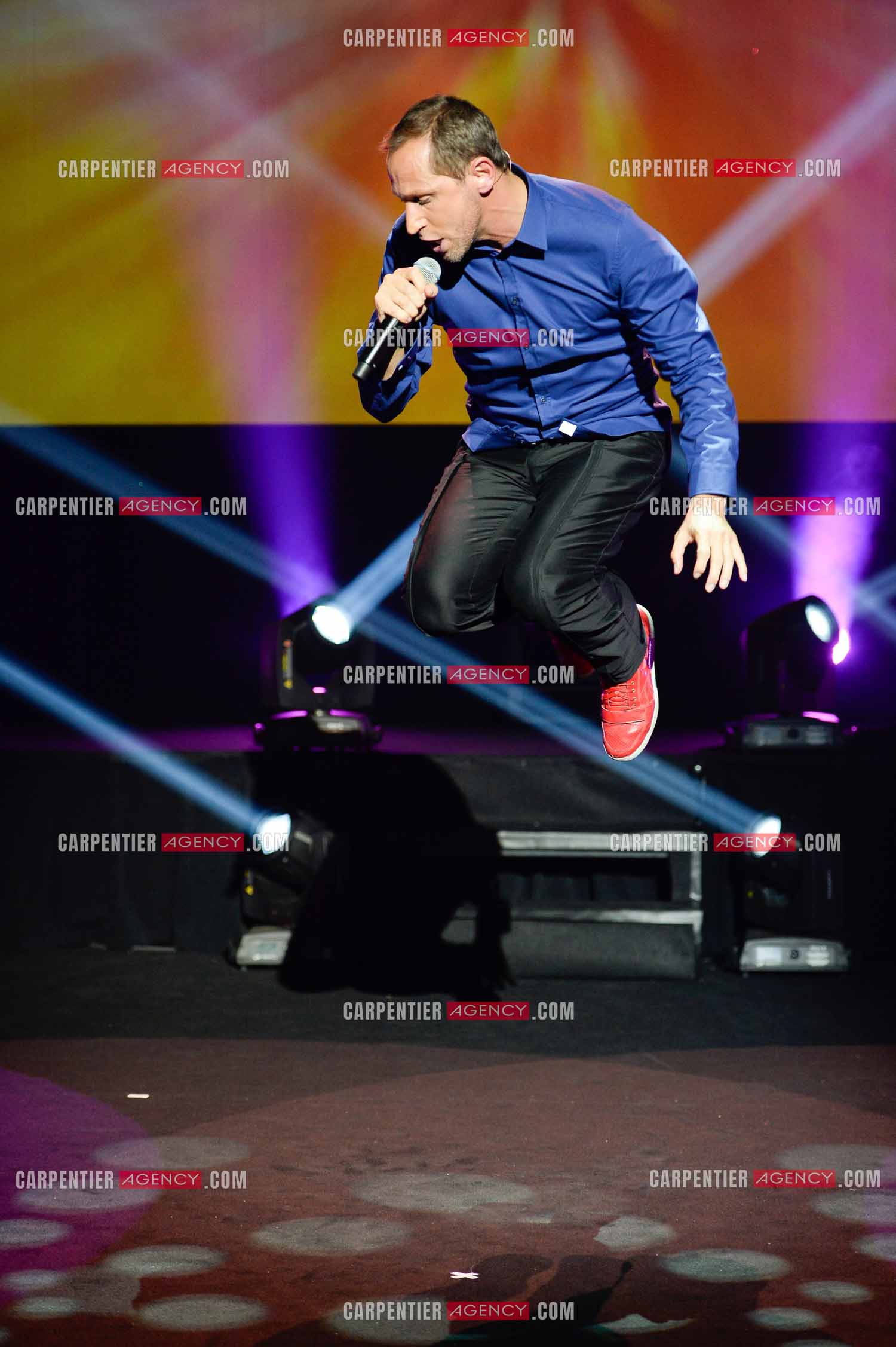 L'humoriste imitateur Dany Mauro imitant le chanteur Christophe Maé.