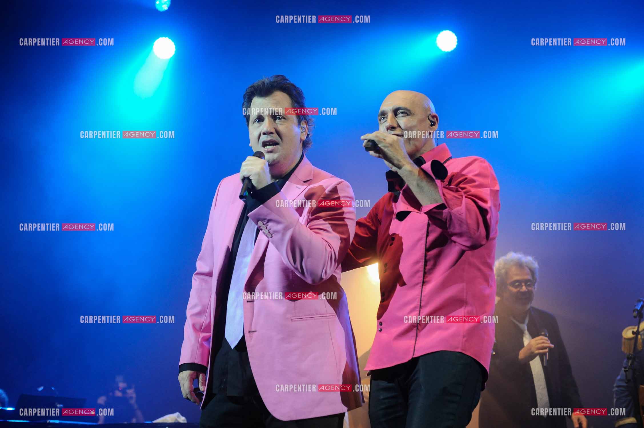 Le groupe Début de Soirée composé de Sacha Goëller et William Picard présenté par Sébastien Cauet lors de la tournée Stars 80.