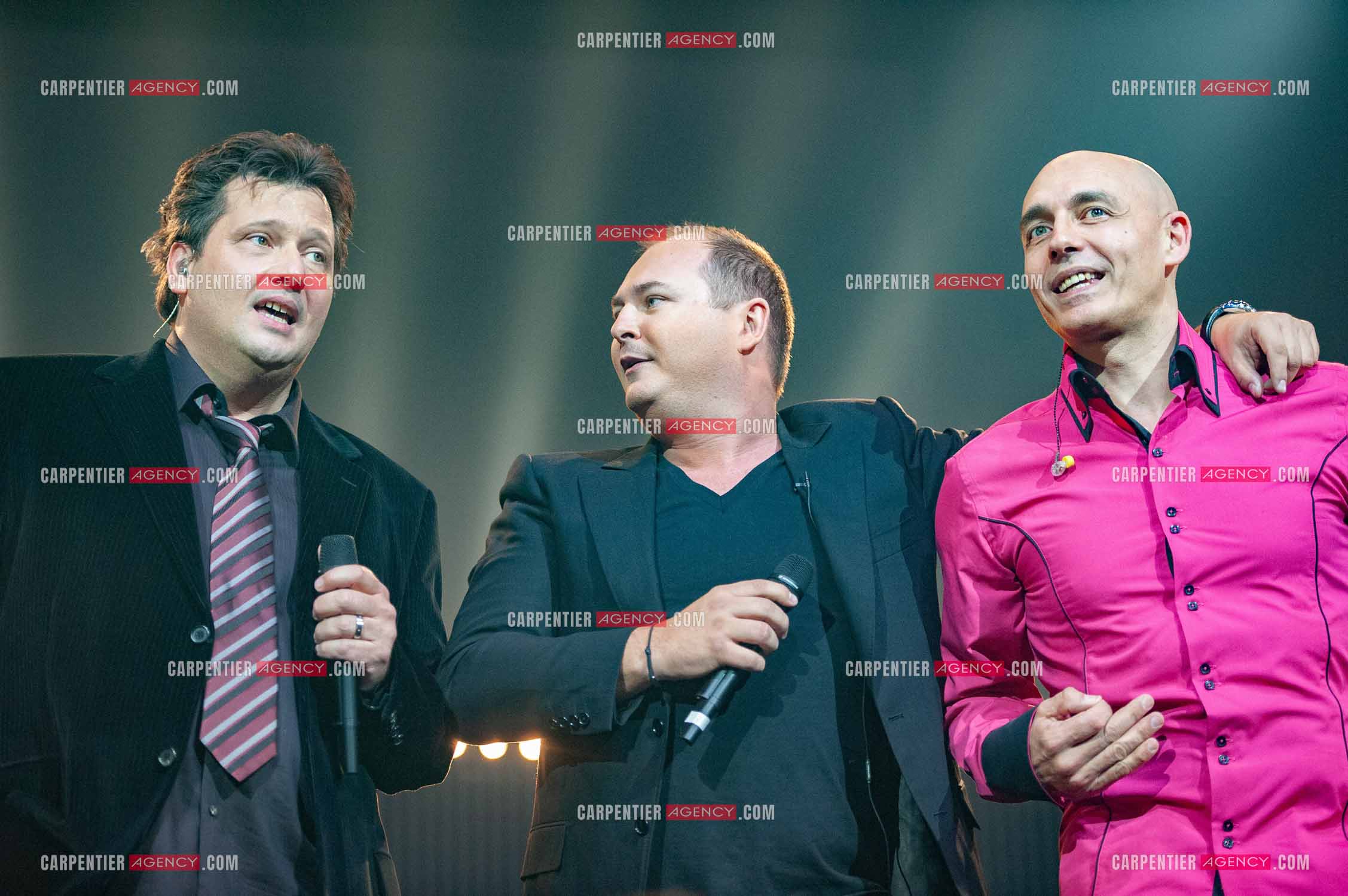 Le groupe Début de Soirée composé de Sacha Goëller et William Picard présenté par Sébastien Cauet lors de la tournée Stars 80.