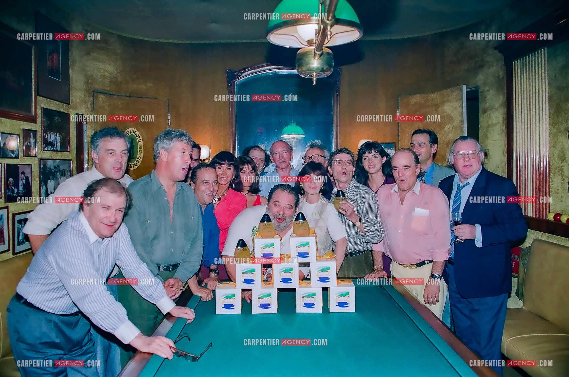 Eddie Barclay chez lui,  Avenue de Friedland à Paris pour fêter son 71 ém anniversaires et en même temps la sortie de son nouveau parfum " St TROPEZ " entouré de tous ses amis. Ici, autour de sa table de billard, Pierre Mondy, Michel Chevalet, Daniel Hechter, Thierry Ardison, Daniele Evenou, Eddie Barclay et sa femme Caroline Barclay, André Bercoff, Darry Cowl et le journaliste Yvon Samuel. Exclusif )