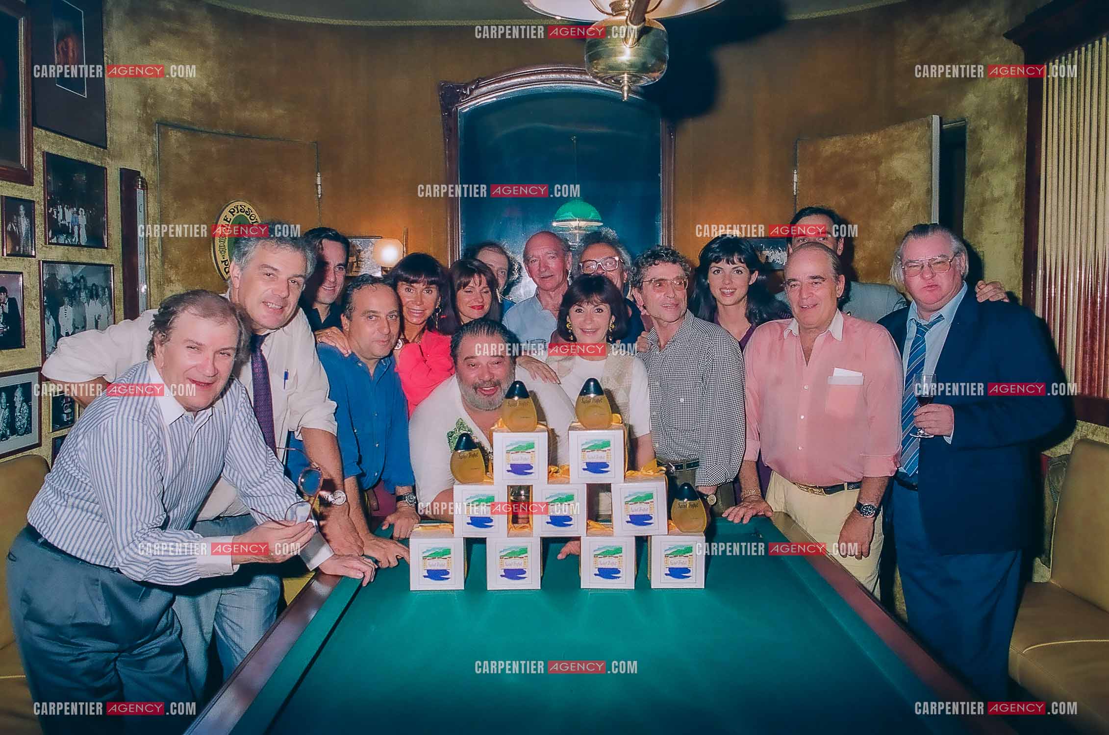 Eddie Barclay chez lui,  Avenue de Friedland à Paris pour fêter son 71 ém anniversaires et en même temps la sortie de son nouveau parfum " St TROPEZ " entouré de tous ses amis. Ici, autour de sa table de billard, Pierre Mondy, Michel Chevalet, Daniel Hechter, Thierry Ardison, Daniele Evenou, Eddie Barclay et sa femme Caroline Barclay, André Bercoff, Darry Cowl et le journaliste Yvon Samuel. Exclusif )