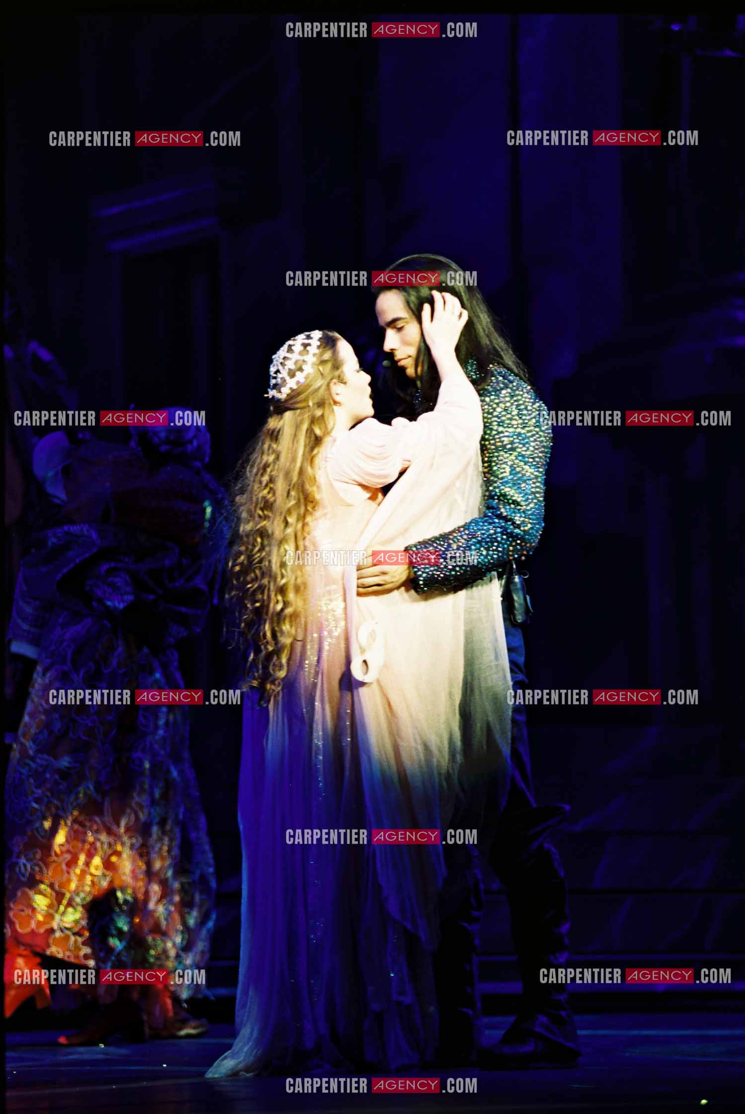 La nouvelle comédie musicale “ ROMÉO & JULIETTE “ de Gérard Presgurvic au Palais des Congrès de Paris à partir du 19 janvier 2001. Damien Sargue dans le rôle de Roméo et Cécilia Cara dans le rôle de Juliette.       ( Exclusif )