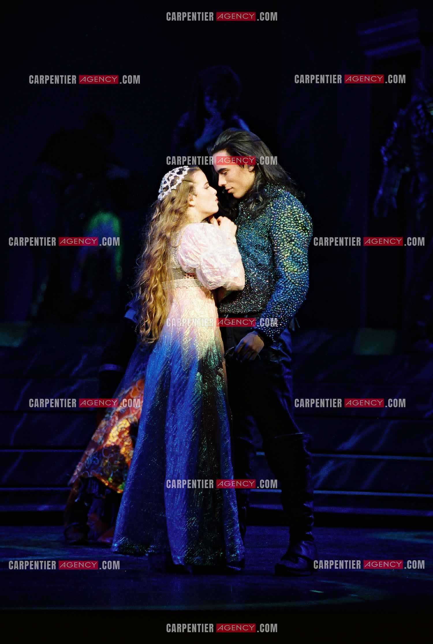 La nouvelle comédie musicale “ ROMÉO & JULIETTE “ de Gérard Presgurvic au Palais des Congrès de Paris à partir du 19 janvier 2001. Damien Sargue dans le rôle de Roméo et Cécilia Cara dans le rôle de Juliette.       ( Excluisif )