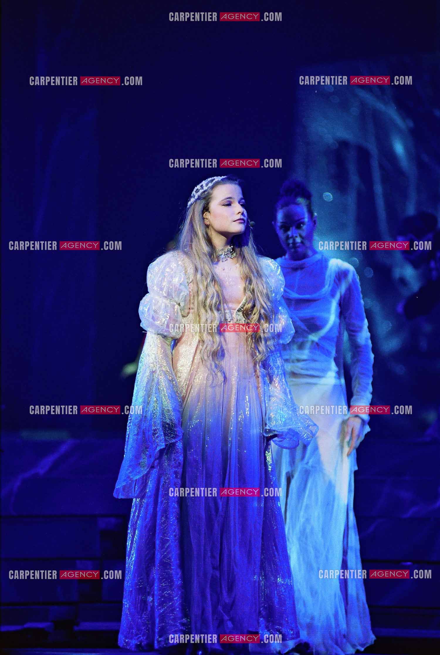 La nouvelle comédie musicale “ ROMÉO & JULIETTE “ de Gérard Presgurvic au Palais des Congrès de Paris à partir du 19 janvier 2001. Cécilia Cara dans le rôle de Juliette.       ( Exclusif )