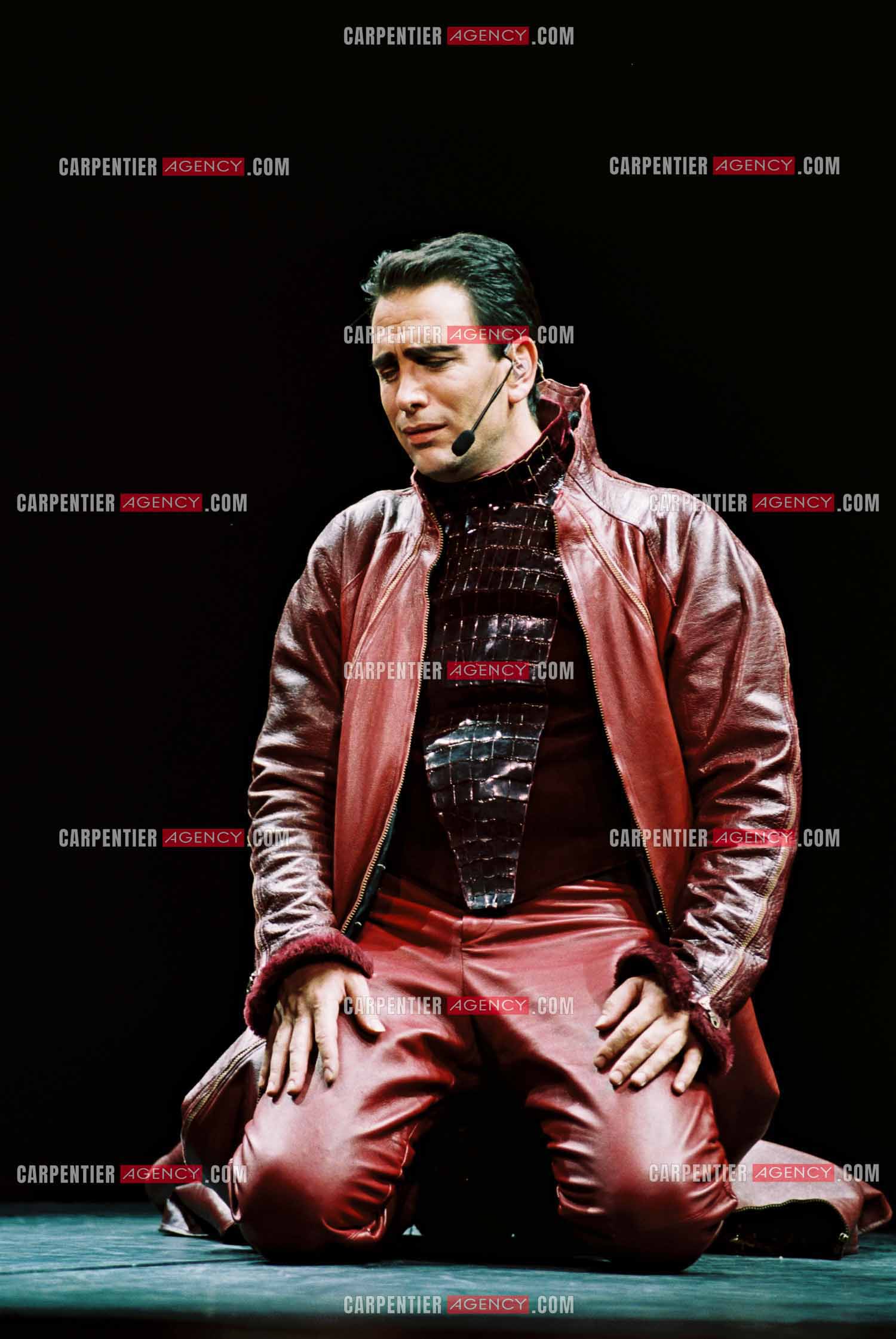 La nouvelle comédie musicale “ ROMÉO & JULIETTE “ de Gérard Presgurvic au Palais des Congrès de Paris à partir du 19 janvier 2001. Sébastien Chato dans le rôle du Comte Capulet       ( Exclusif )