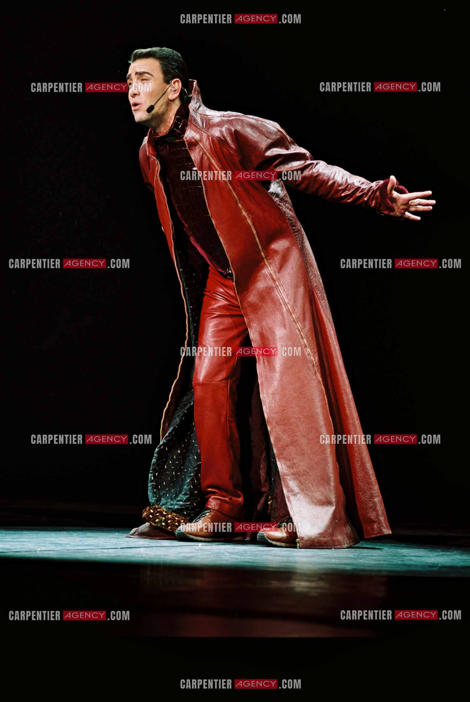 La nouvelle comédie musicale “ ROMÉO & JULIETTE “ de Gérard Presgurvic au Palais des Congrès de Paris à partir du 19 janvier 2001. Sébastien Chato dans le rôle du Comte Capulet       ( Exclusif )