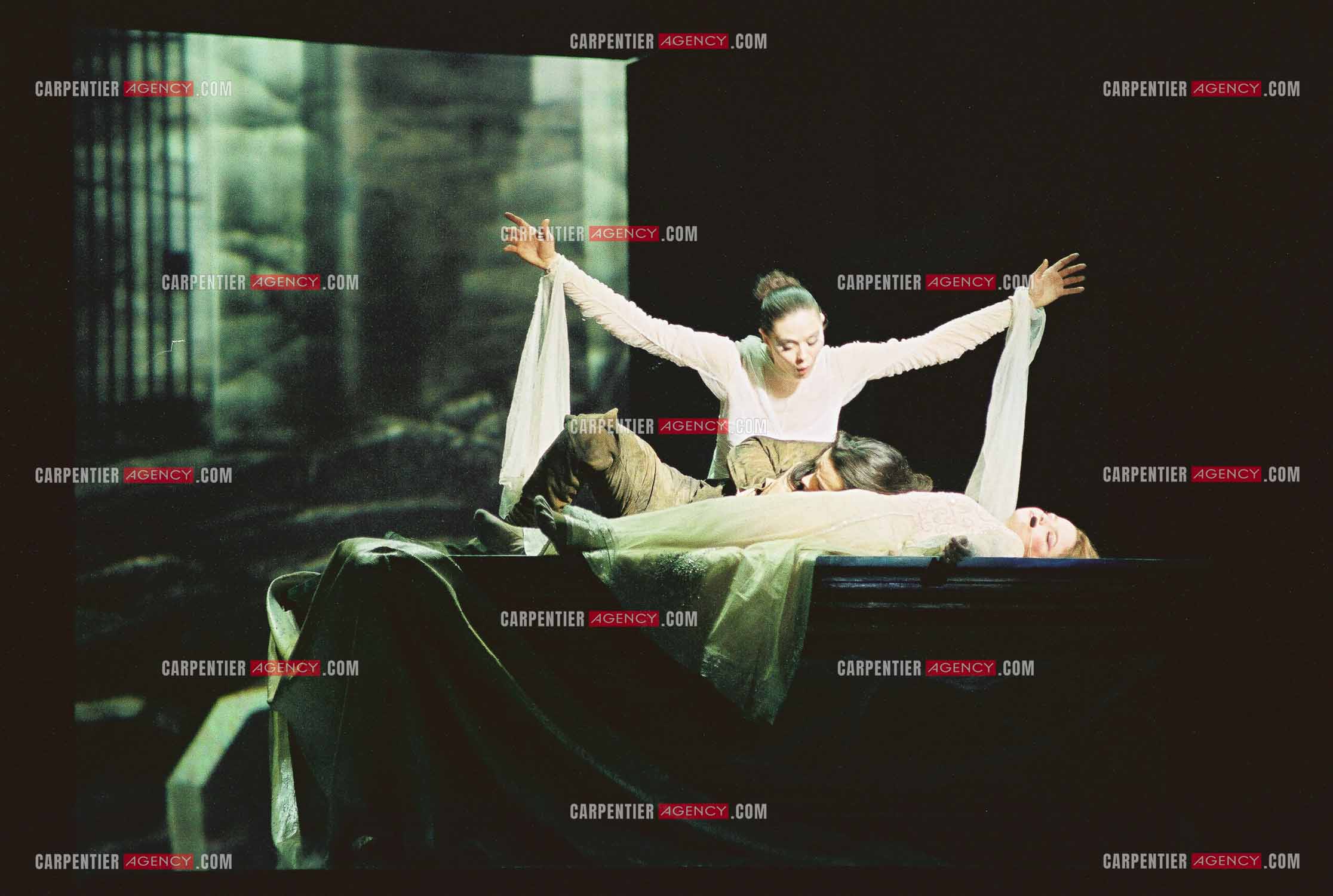 La nouvelle comédie musicale “ ROMÉO & JULIETTE “ de Gérard Presgurvic au Palais des Congrès de Paris à partir du 19 janvier 2001. Anne Mano dans le rôle de la mort et  Damien Sargue dans le rôle de Roméo et Cécilia Cara dans le rôle de Juliette.       ( Exclusif )