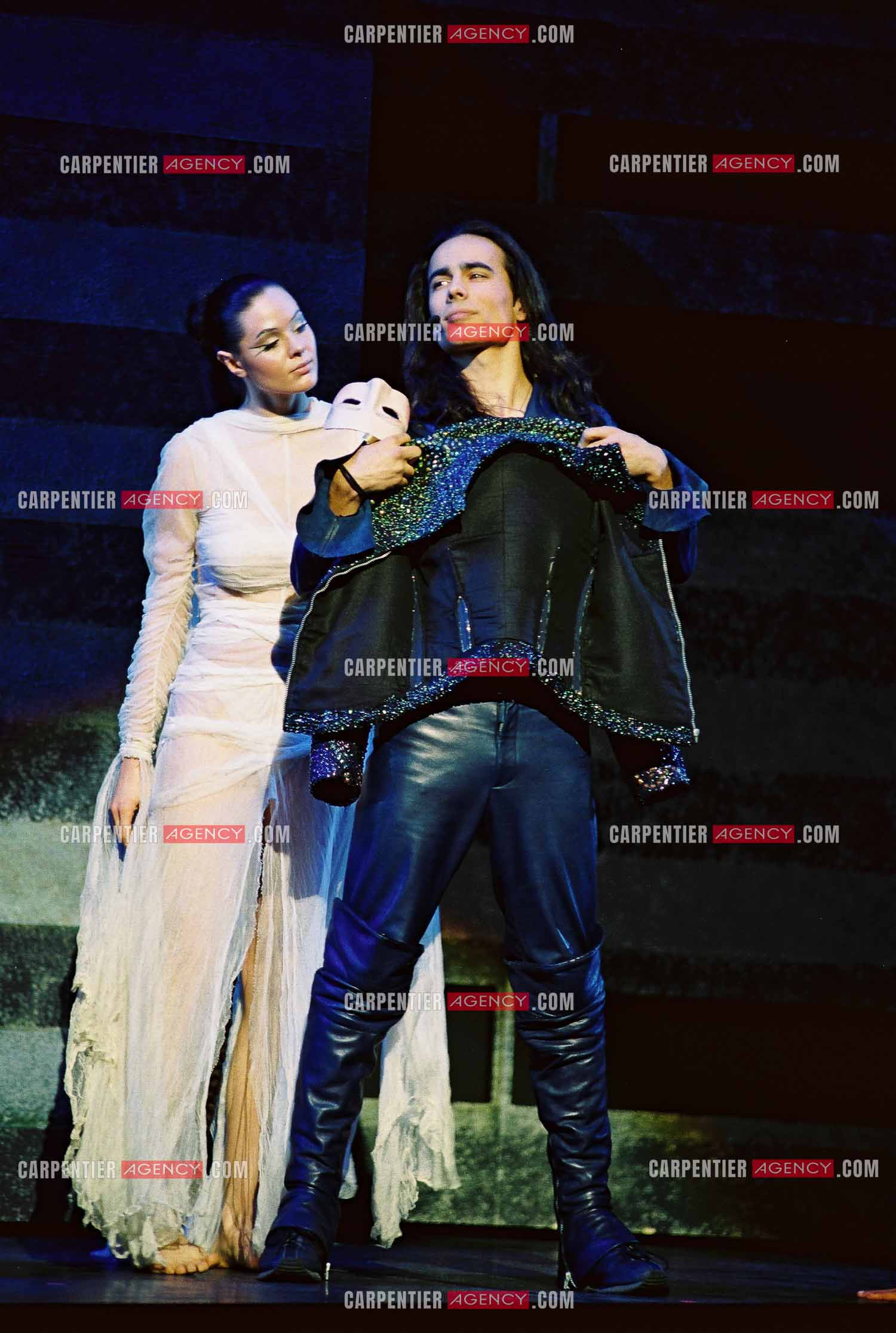 La nouvelle comédie musicale “ ROMÉO & JULIETTE “ de Gérard Presgurvic au Palais des Congrès de Paris à partir du 19 janvier 2001. Anne Mano dans le rôle de la mort et  Damien Sargue dans le rôle de Roméo.       ( Exclusif )