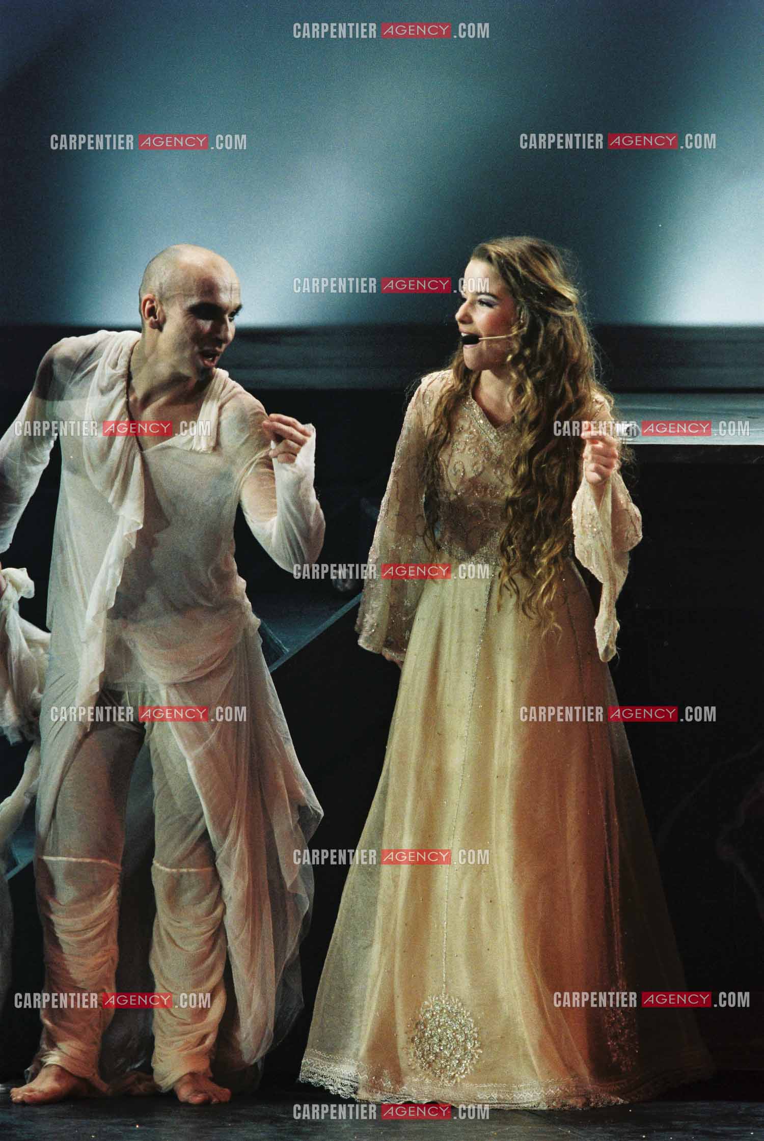 La nouvelle comédie musicale “ ROMÉO & JULIETTE “ de Gérard Presgurvic au Palais des Congrès de Paris à partir du 19 janvier 2001. Redha dans le rôle de la mort et Cécilia Cara dans le rôle de Juliette.           ( Exclusif )