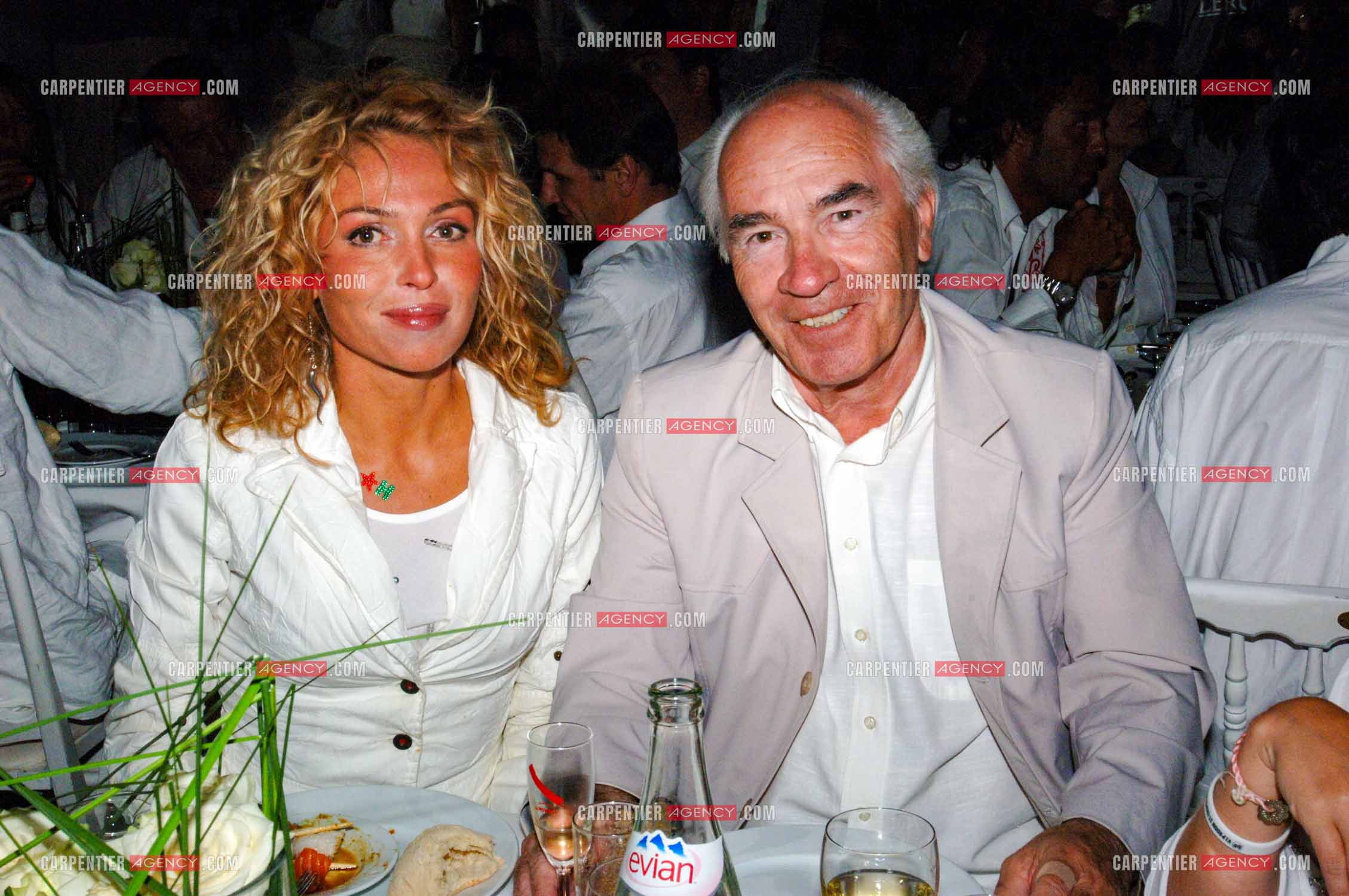 Soirée Blanche au Moulin de Ramatuelle en 2005. La chanteuse Indra et son producteur Paul Taiclet dit Polux.    ( Exclusif )