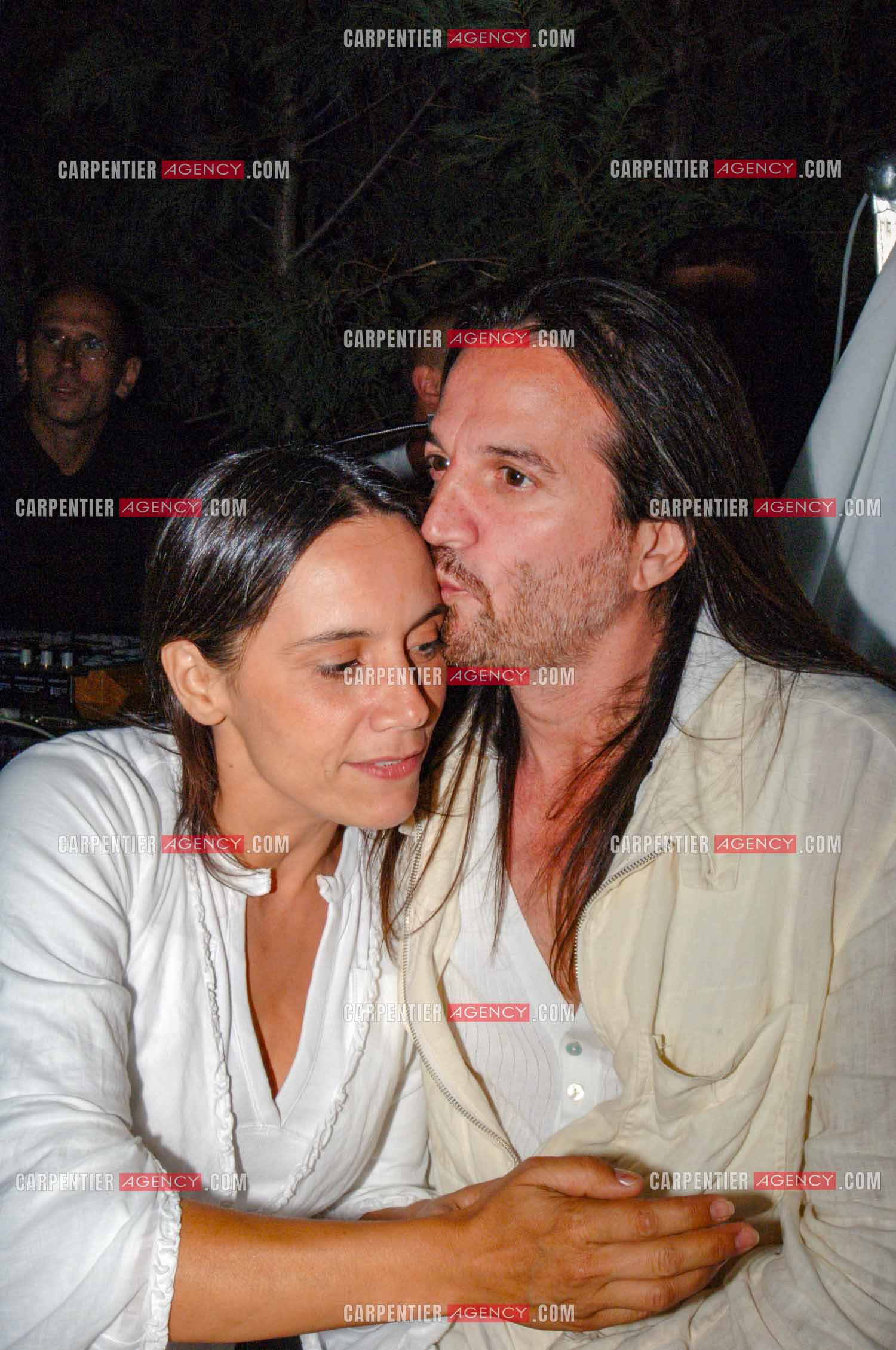 Soirée Blanche au Moulin de Ramatuelle en 2005. Le chanteur Francis Lalane et sa femme Stella.    ( Exclusif )