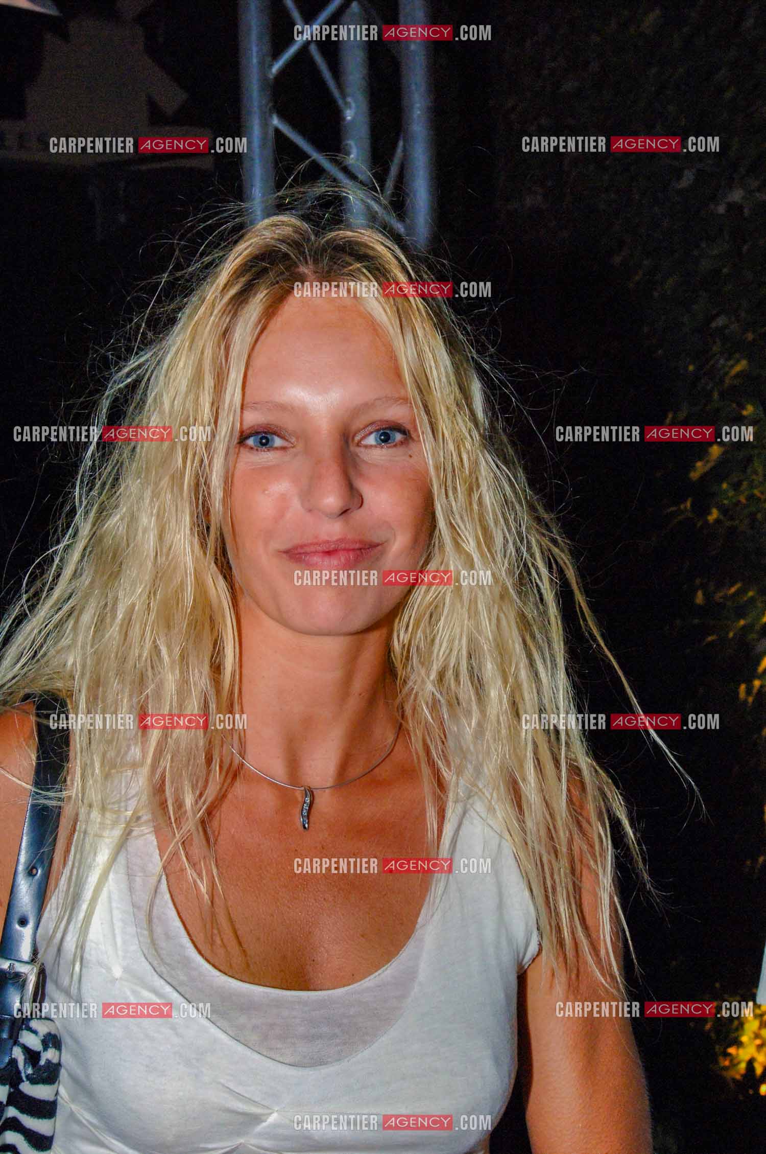 Soirée Blanche au Moulin de Ramatuelle en 2005. L'animatrice Olivia Adriaco.    ( Exclusif )