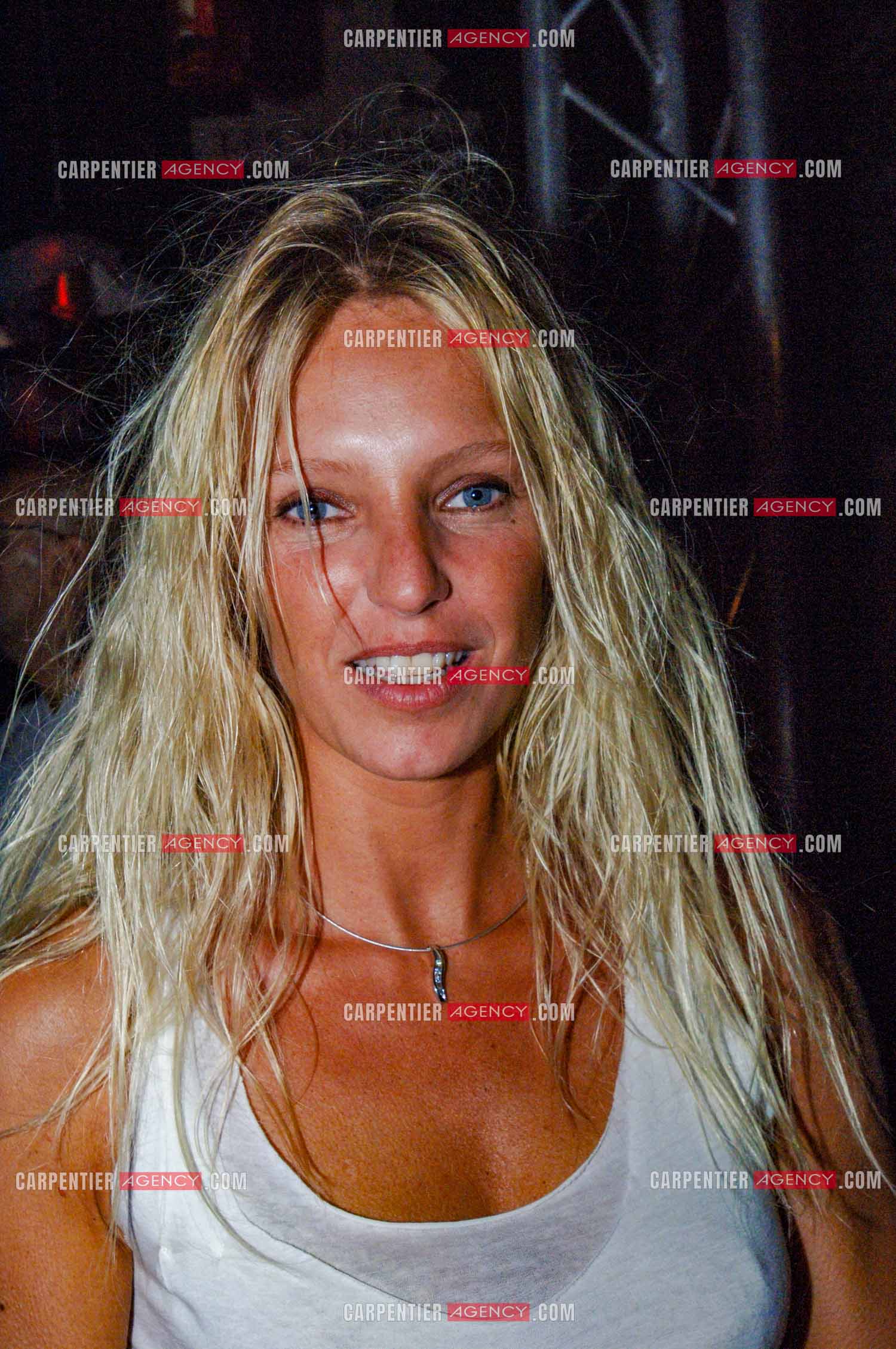 Soirée Blanche au Moulin de Ramatuelle en 2005. L'animatrice Olivia Adriaco.    ( Exclusif )