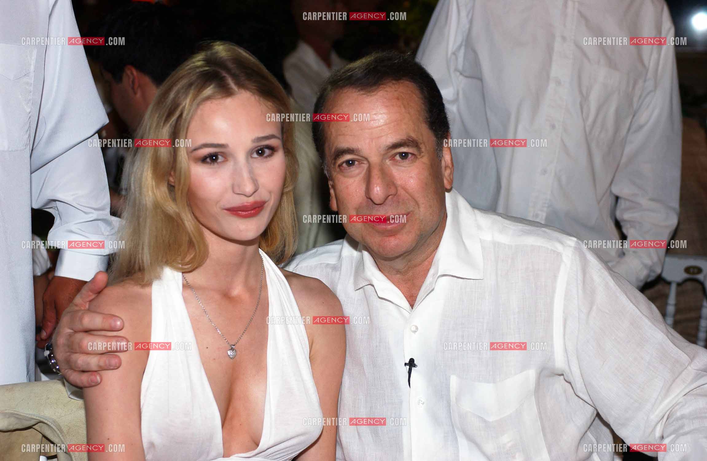 L'écrivain Paul-Loup Sulitzer et sa compagne Eva Kowalewska lors de la soirée blanche en 2003 chez Christophe Leroy au Moulin de Ramatuelle. ( Exclusif )