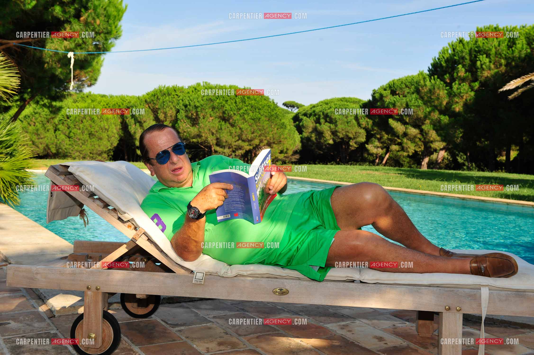 l'écrivain Paul-Loup Sulitzer lisant son nouveau livre “ MONEY “ lors de ses vacances a St Tropez.  ( Exclusif )