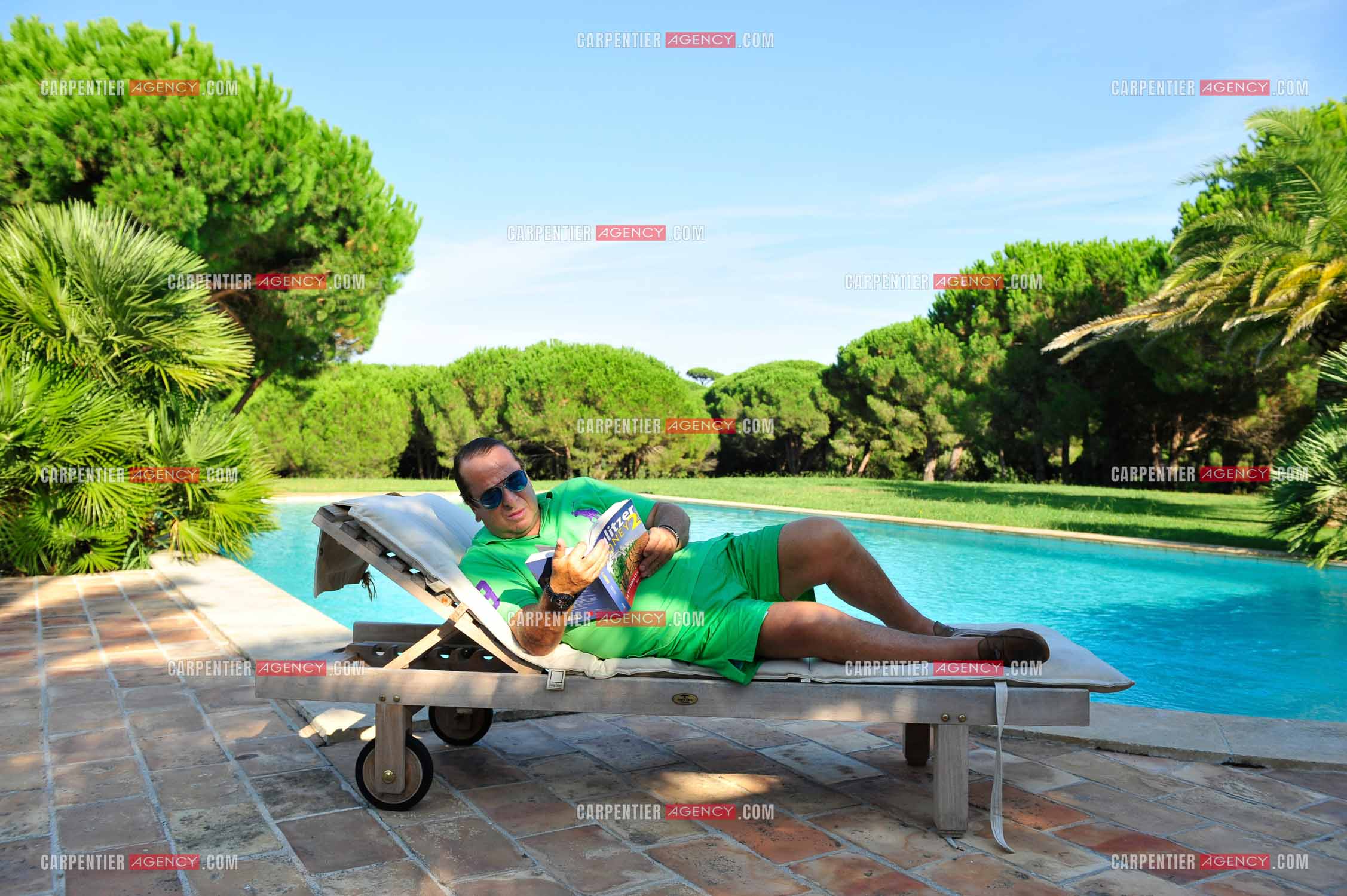 l'écrivain Paul-Loup Sulitzer lisant son nouveau livre “ MONEY “ lors de ses vacances a St Tropez.  ( Exclusif )