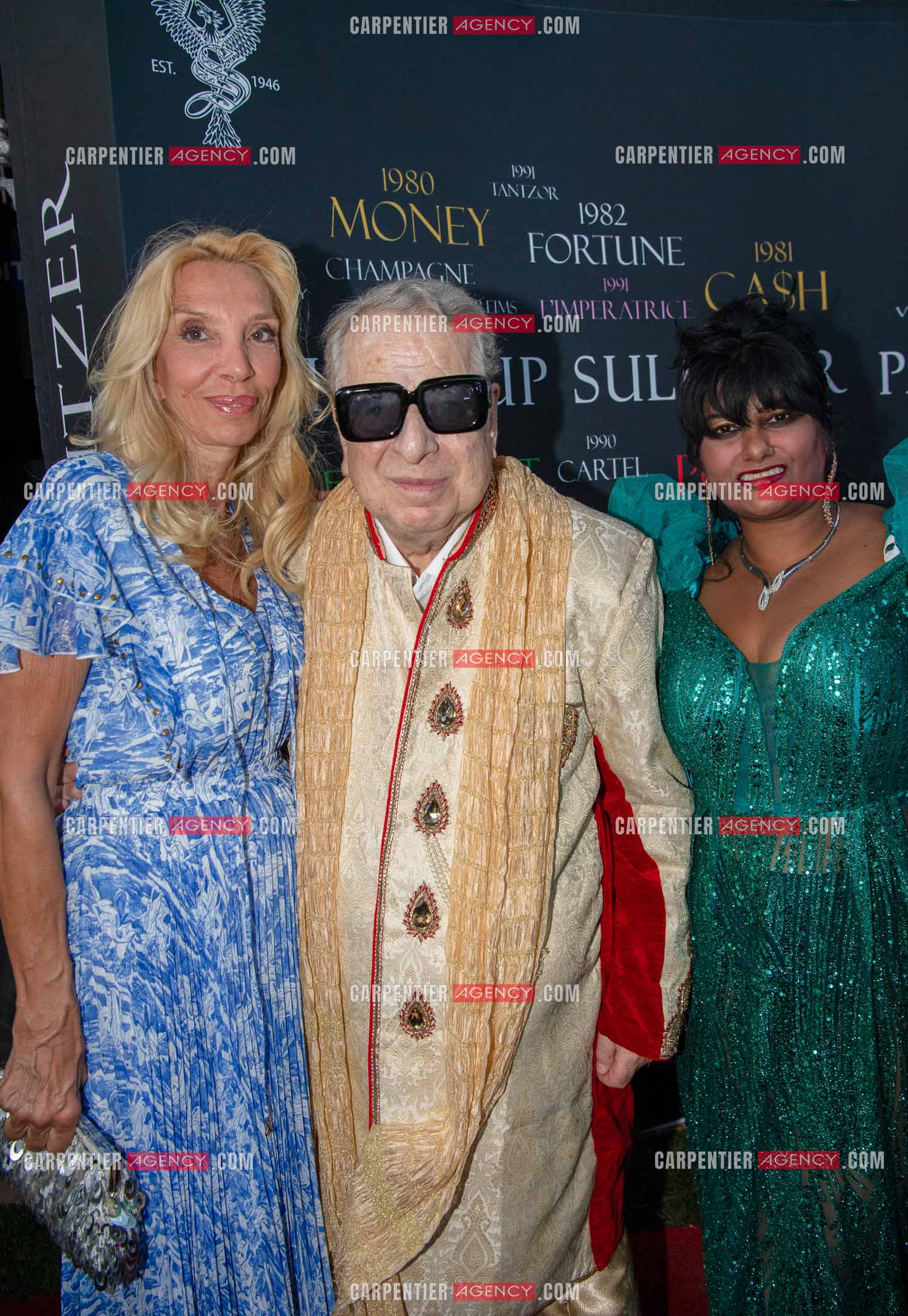 77 èm anniversaire de Paul-Loup Sulitzer aux côtés de sa compagne Supriya Answya Devi Rathoar au VIP de St Tropez entouré de Sylvie Elias ( mère de Sarah Marshall).