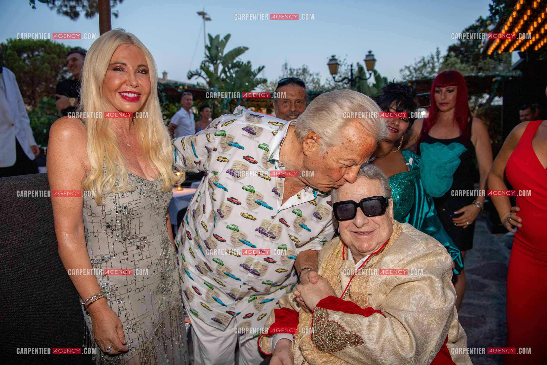 Paul-Loup Sulitzer fête son 77 èm anniversaire au VIP de St Tropez entouré de ses amis. Lady Monica Bacardi, Massimo Gargia et Paul-Loup Sulitzer.