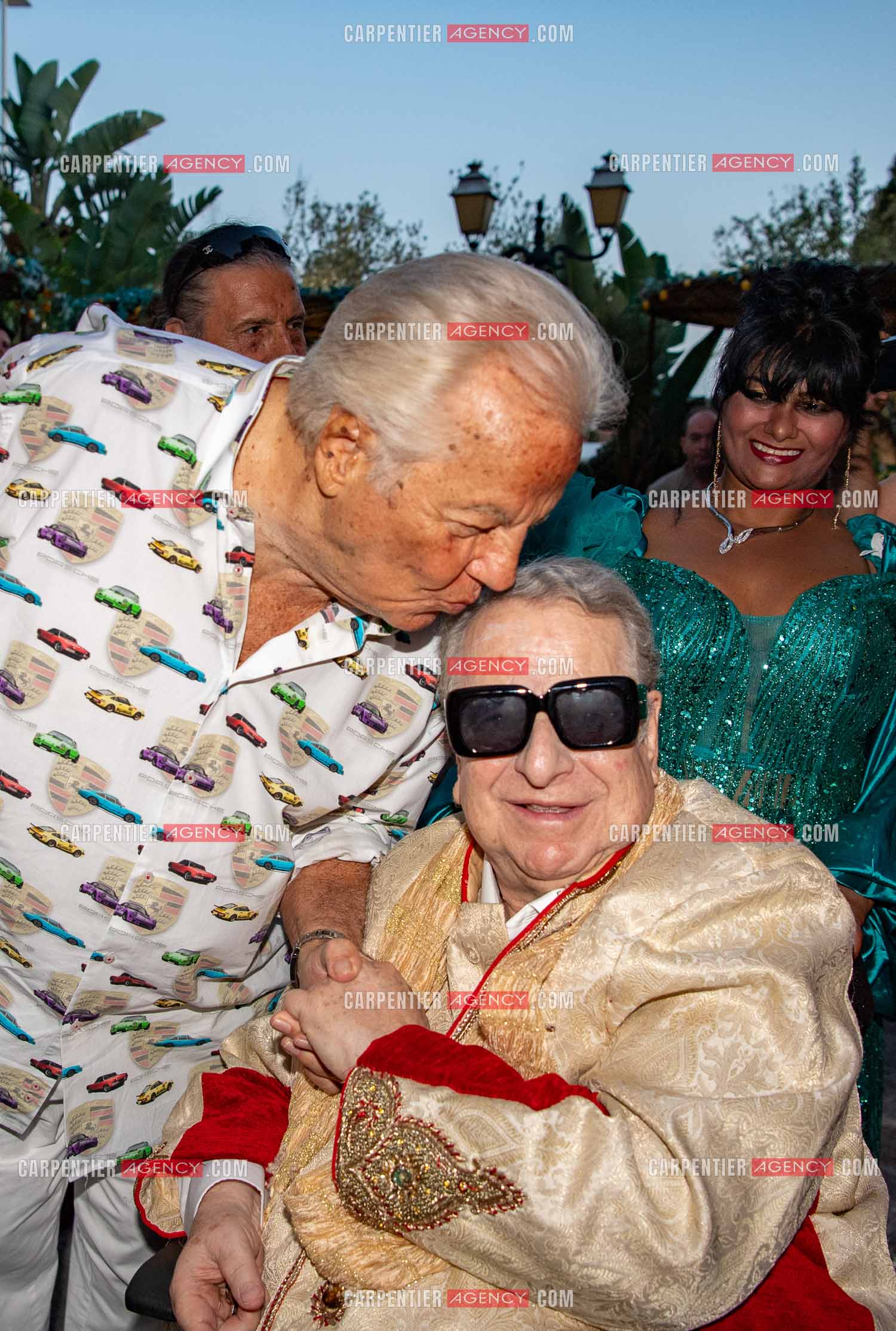 Paul-Loup Sulitzer fête son 77 èm anniversaire au VIP de St Tropez entouré de ses amis. Massimo Gargia et Paul-Loup Sulitzer.