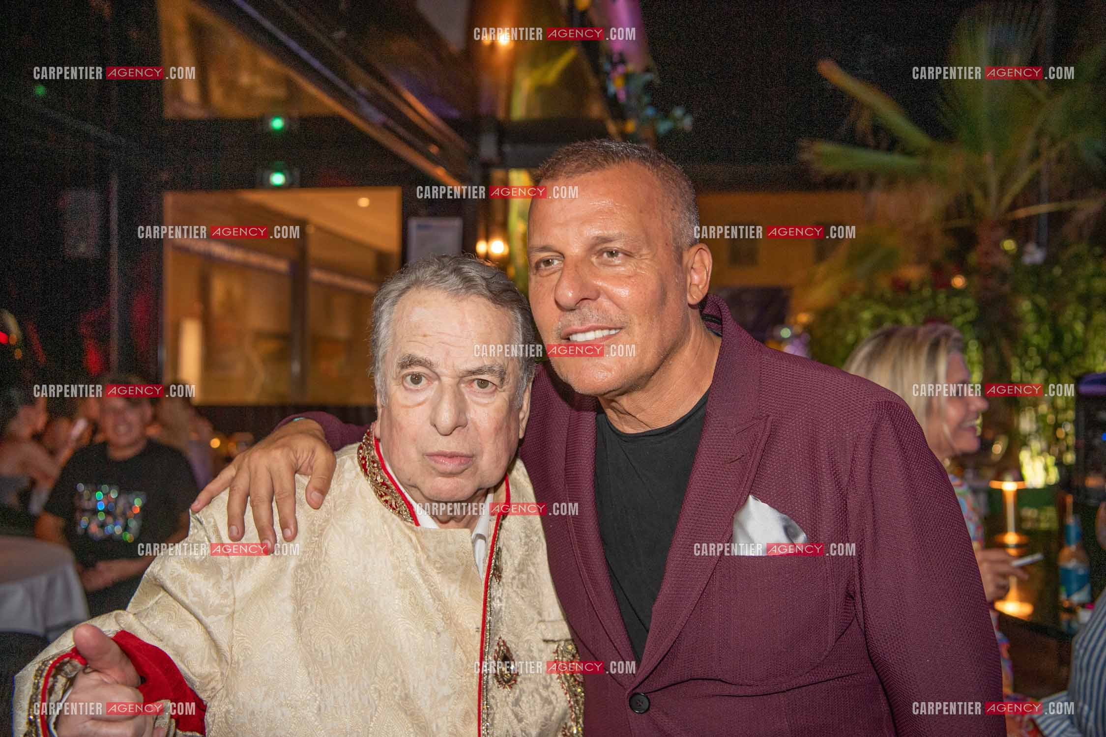 Paul-Loup Sulitzer fête son 77 èm anniversaire au VIP de St Tropez entouré de ses amis. Ici, avec Jean Roch le maître des lieux.