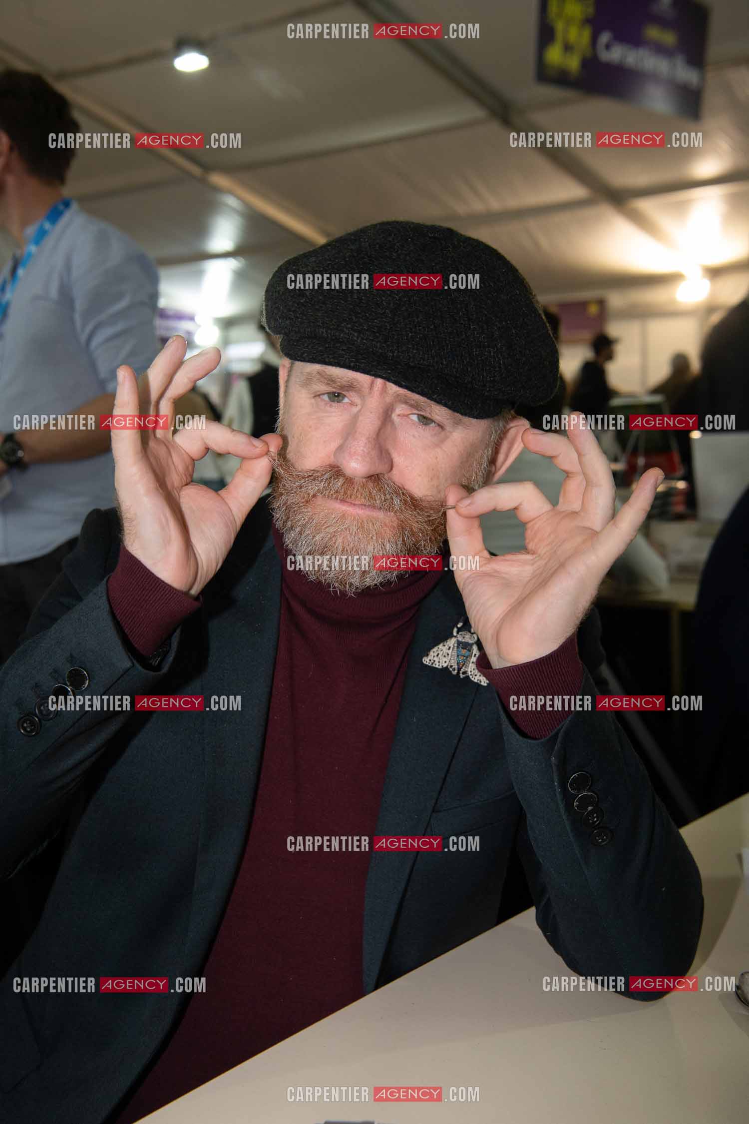 L'auteur Mathias Malzieu présente son livre “ L'EXTRAORDINARIUM “ aux éditions Le Livre de Poche.      ( Exclusif )