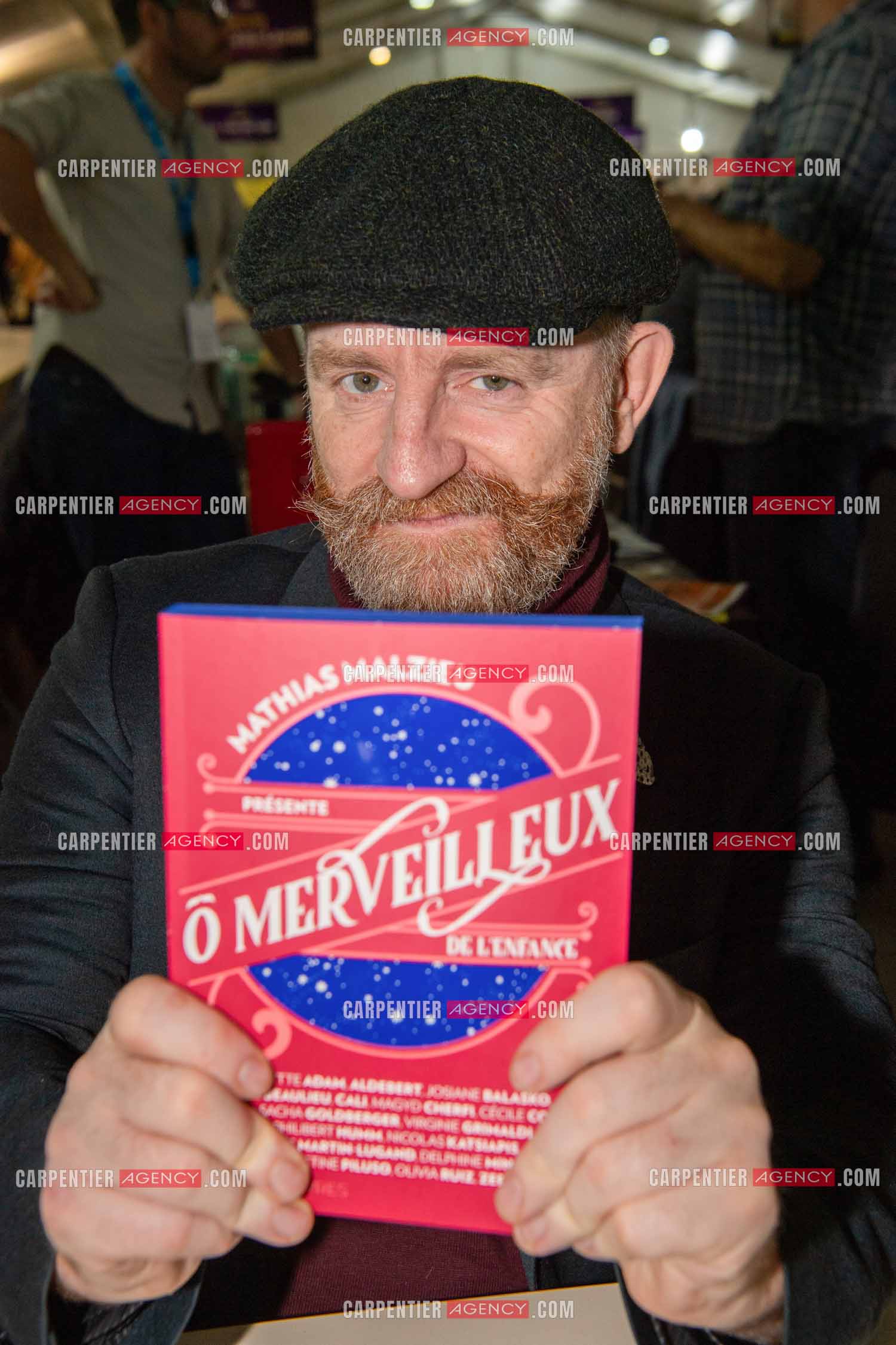 L'auteur Mathias Malzieu présente son livre “ L'EXTRAORDINARIUM “ aux éditions Le Livre de Poche.      ( Exclusif )