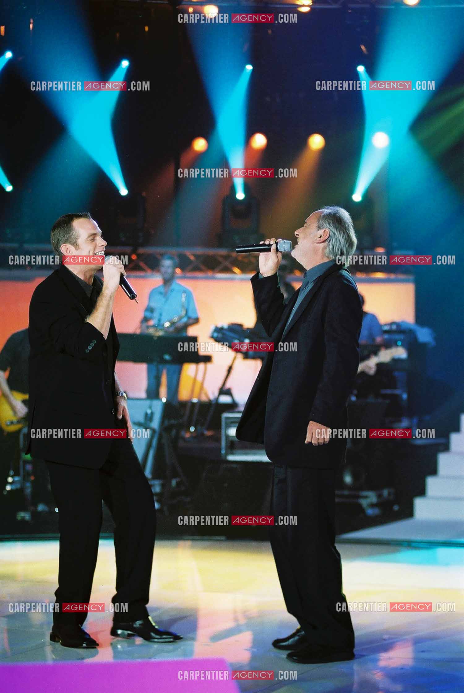 Enregistrement pour TF1. Les chanteurs Garou et Maxime Leforestier réunis pour un duo.  ( Exclusif )