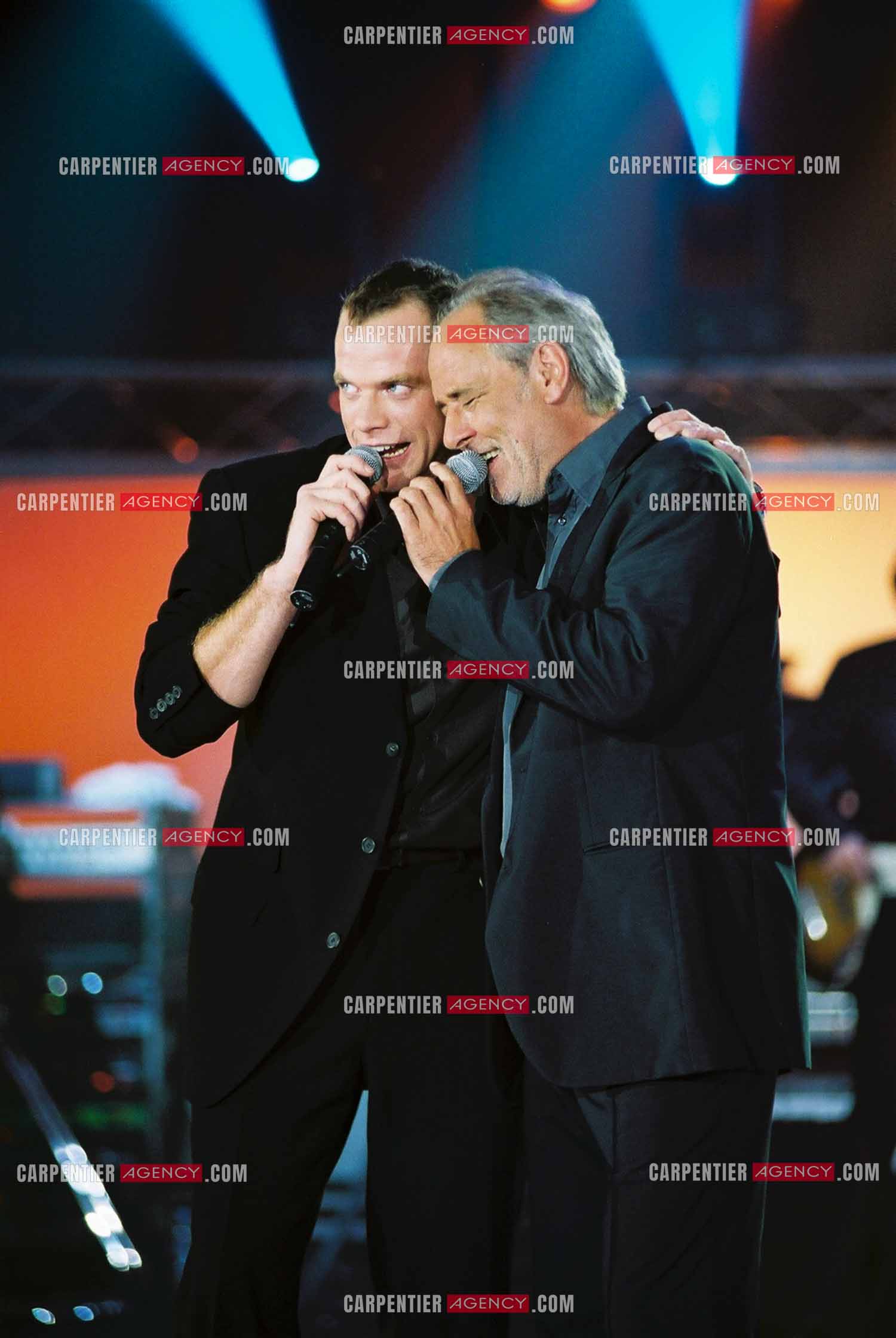 Enregistrement pour TF1. Les chanteurs Garou et Maxime Leforestier réunis pour un duo.  ( Exclusif )