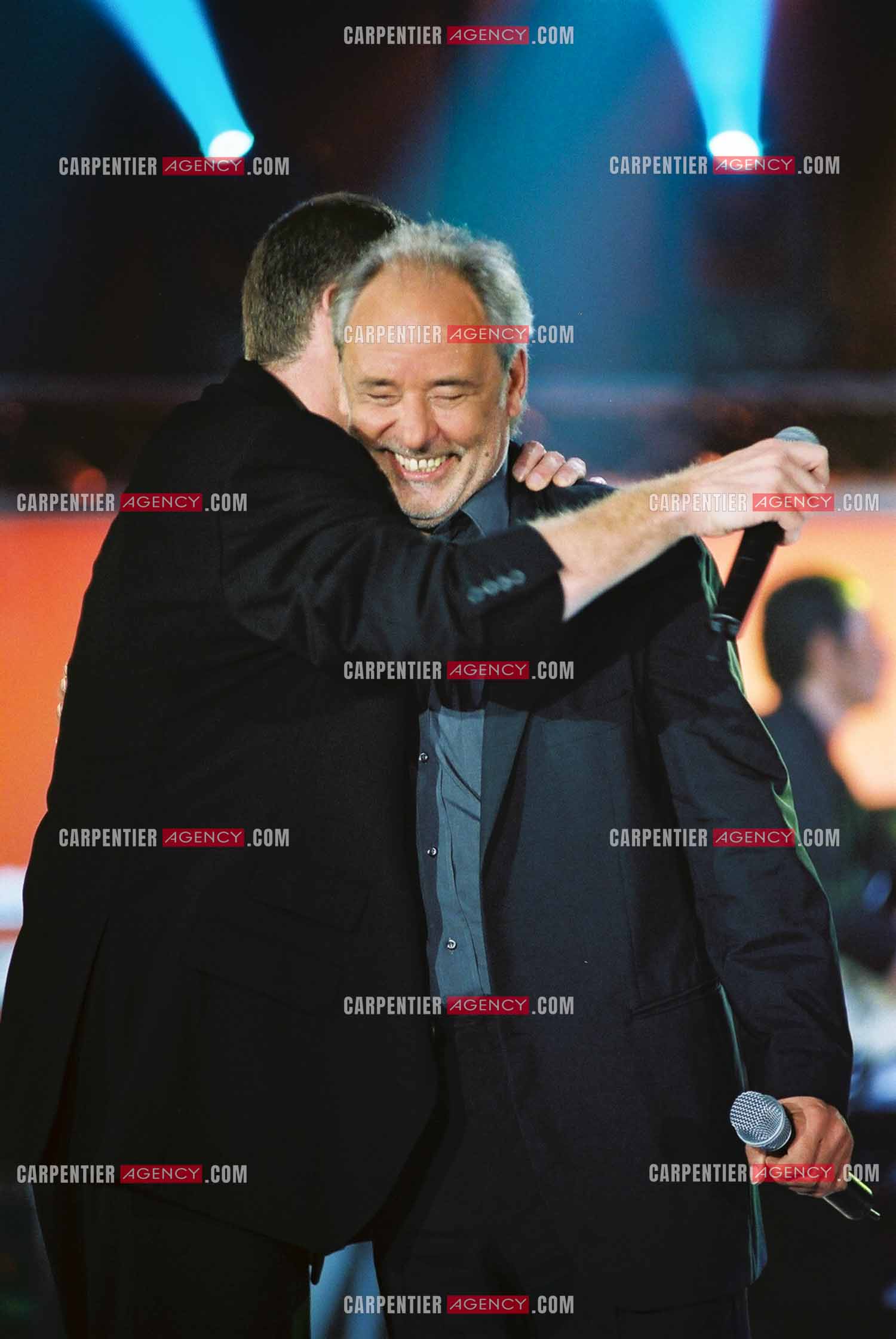 Enregistrement pour TF1. Les chanteurs Garou et Maxime Leforestier réunis pour un duo.  ( Exclusif )