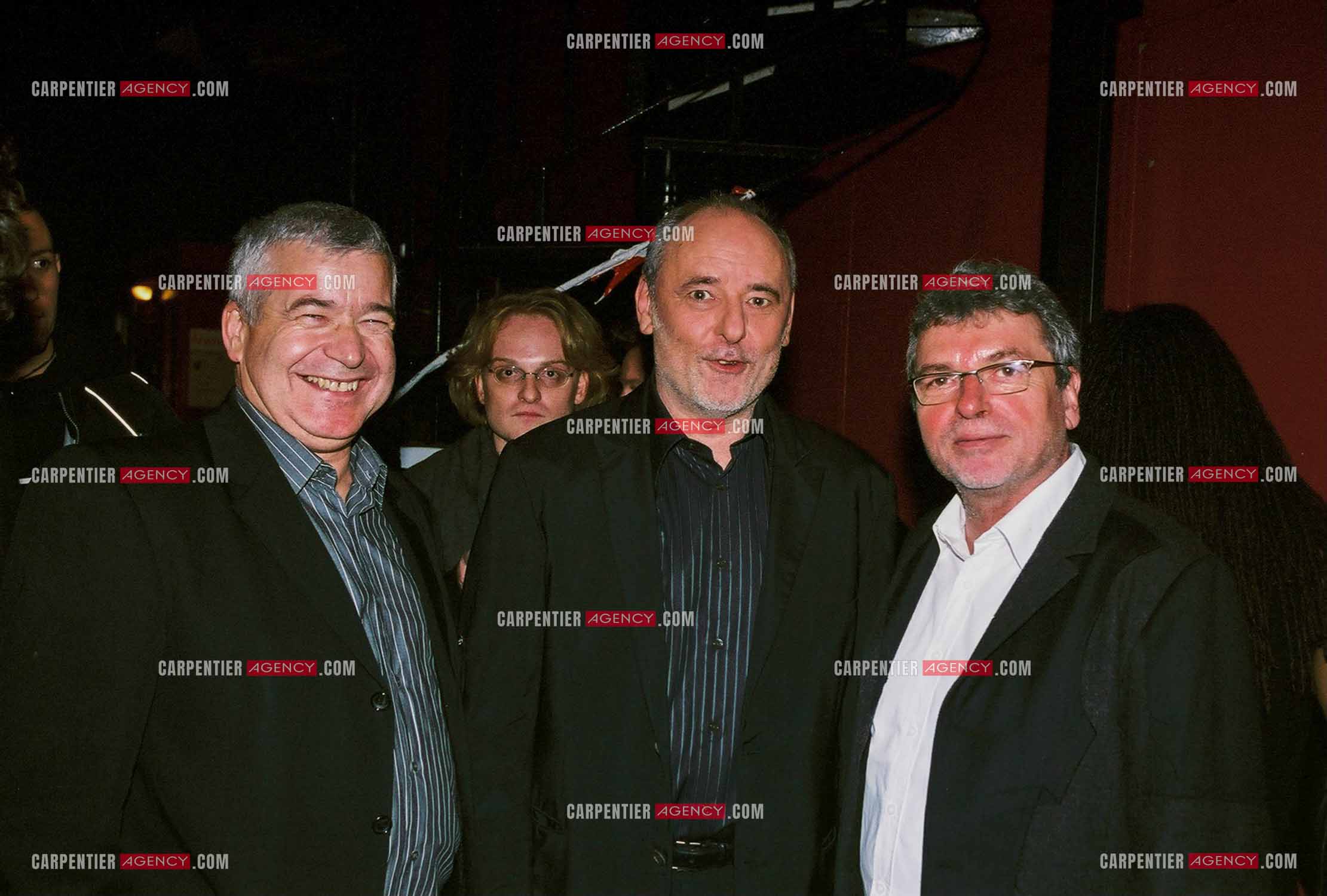 Le chanteur Maxime Leforestier  entre les deux directeurs du Zénith de Paris Daniel Karavec et Daniel Colling. (Exclusif )