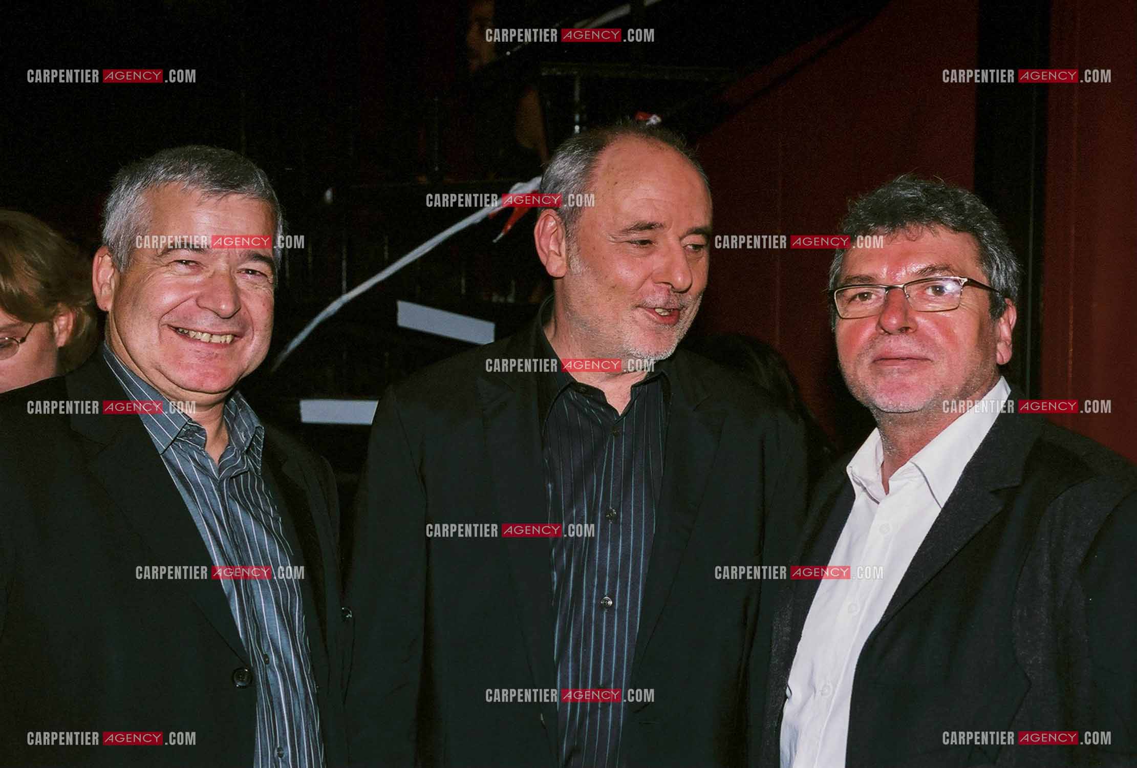 Le chanteur Maxime Leforestier  entre les deux directeurs du Zénith de Paris Daniel Karavec et Daniel Colling. (Exclusif )