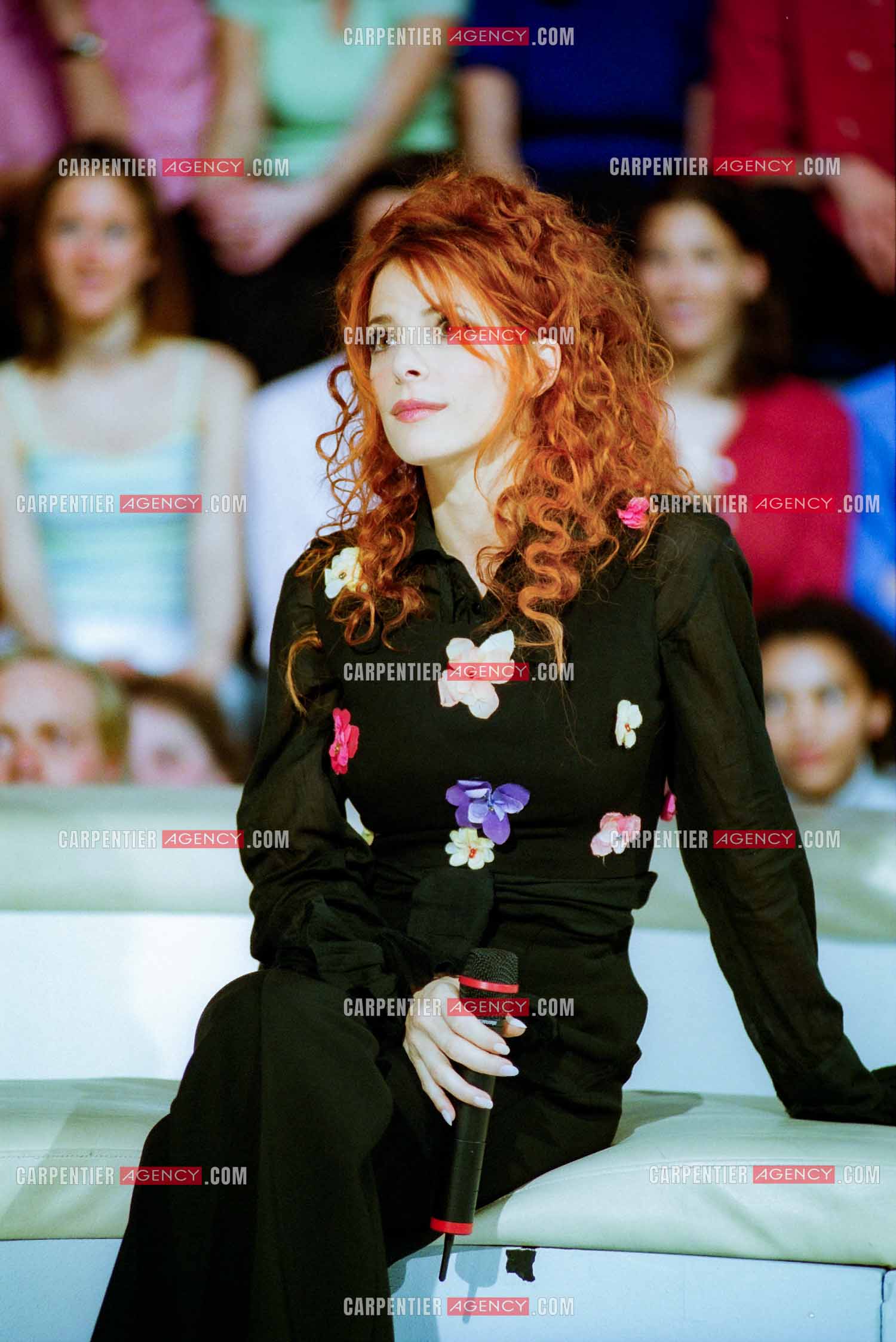 La chanteuse Mylène Farmer lors de l'enregistrement de l'émission " LES ANNÉES TUBES " en 1999. ( Exclusif ) Singer Mylène Farmer during the recording of the program "LES ANNÉES TUBES" in 1999.    (Exclusive)