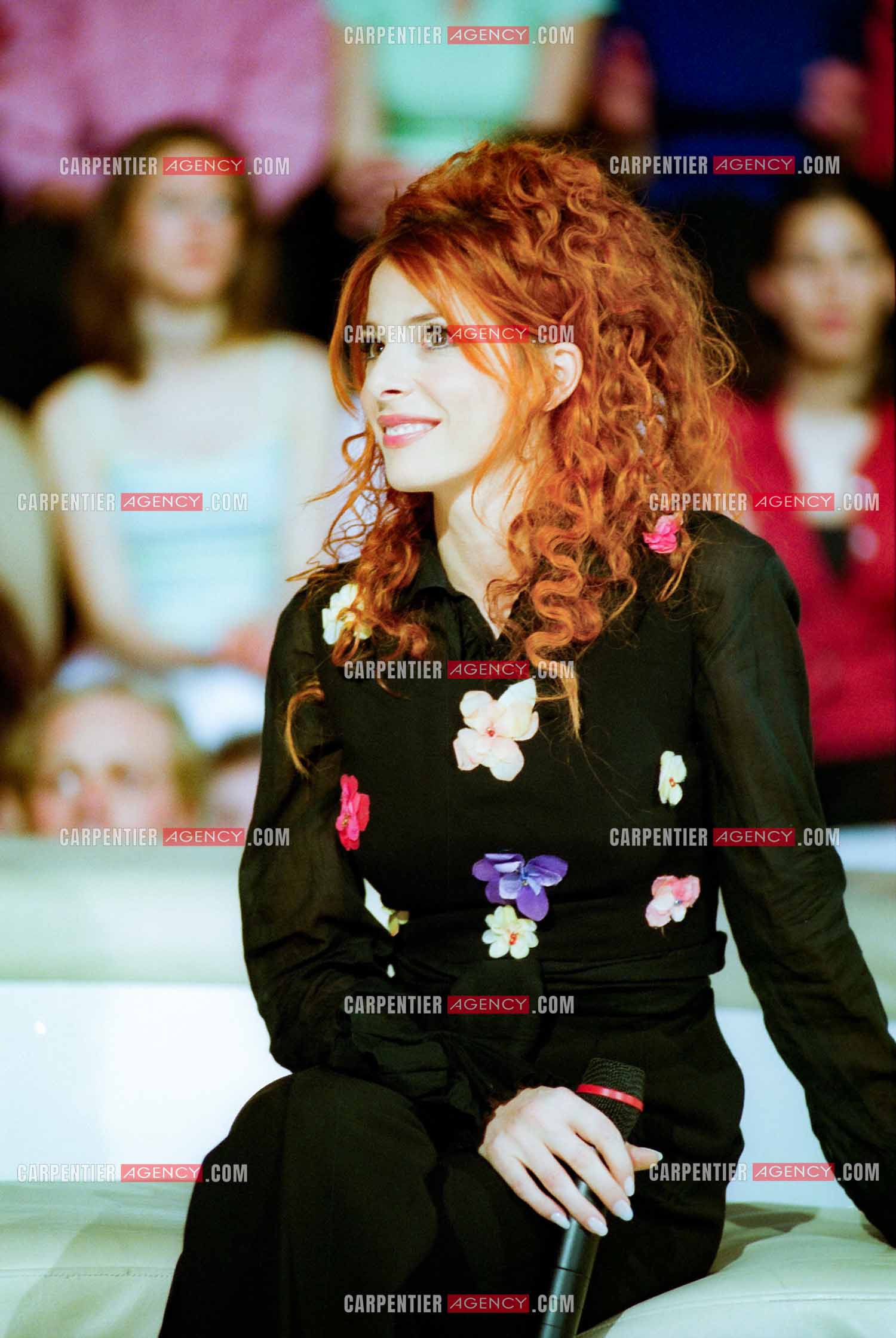 La chanteuse Mylène Farmer lors de l'enregistrement de l'émission " LES ANNÉES TUBES " en 1999. ( Exclusif ) Singer Mylène Farmer during the recording of the program "LES ANNÉES TUBES" in 1999.    (Exclusive)