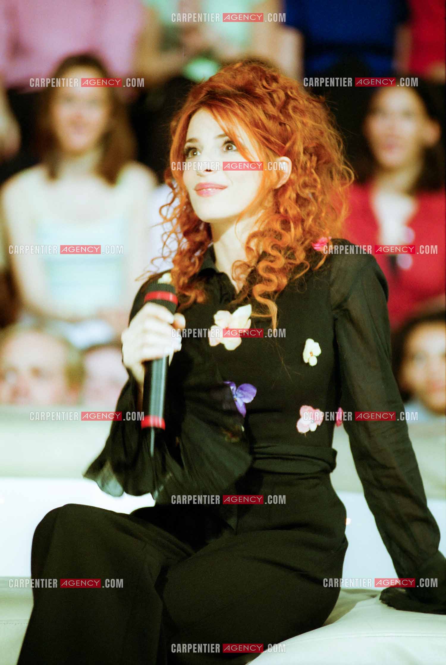 La chanteuse Mylène Farmer lors de l'enregistrement de l'émission " LES ANNÉES TUBES " en 1999. ( Exclusif ) Singer Mylène Farmer during the recording of the program "LES ANNÉES TUBES" in 1999.    (Exclusive)