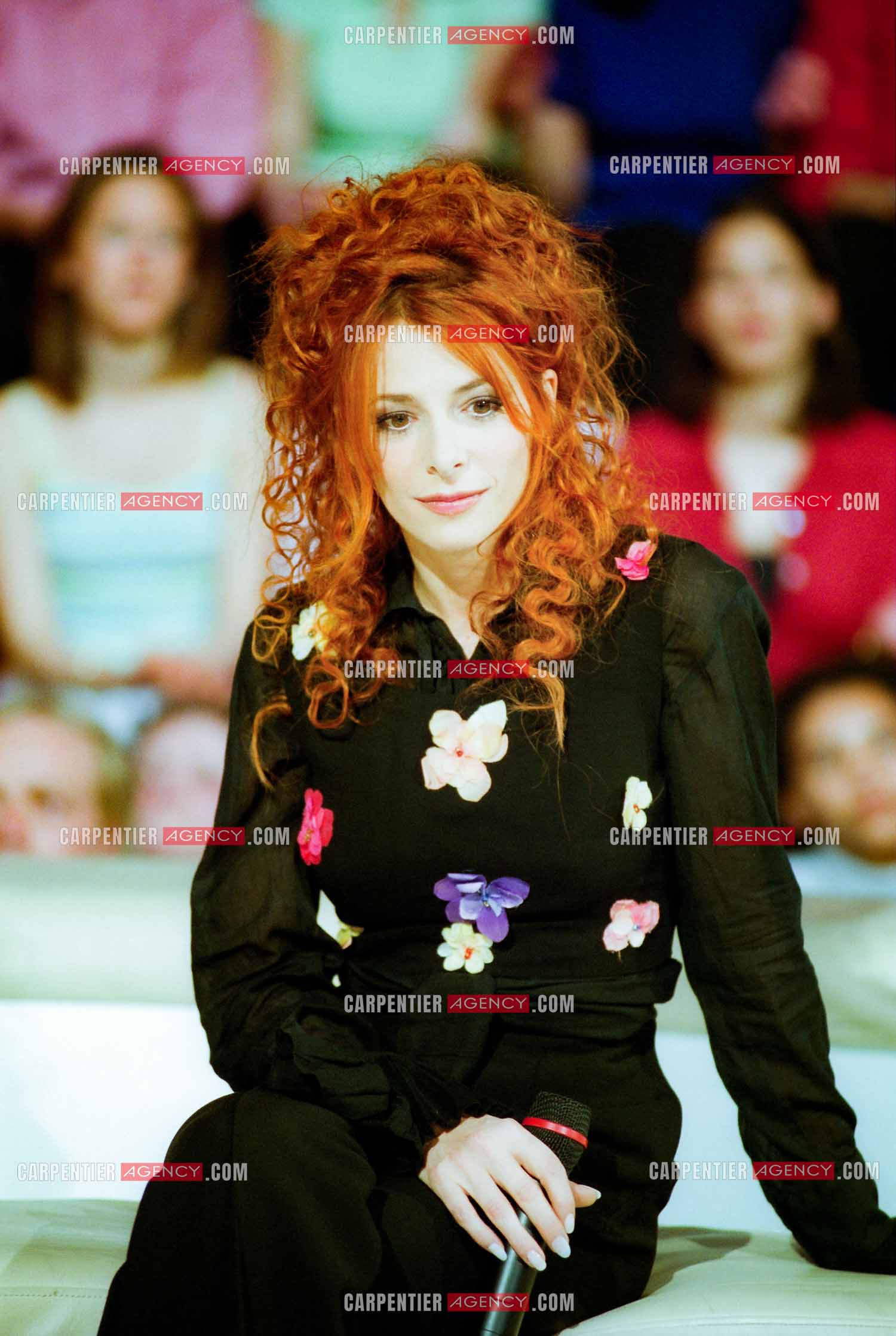 La chanteuse Mylène Farmer lors de l'enregistrement de l'émission " LES ANNÉES TUBES " en 1999. ( Exclusif ) Singer Mylène Farmer during the recording of the program "LES ANNÉES TUBES" in 1999.    (Exclusive)