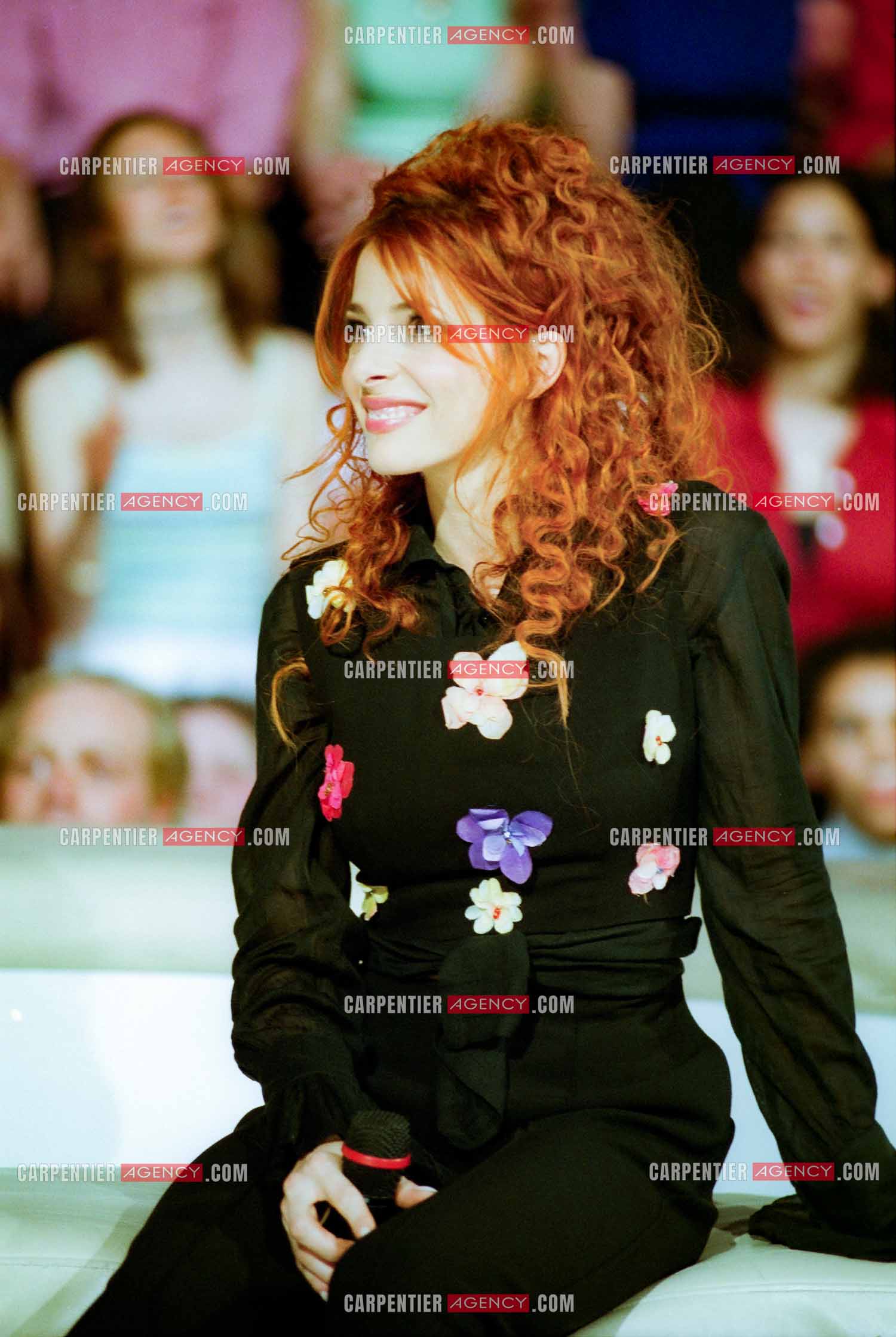 La chanteuse Mylène Farmer lors de l'enregistrement de l'émission " LES ANNÉES TUBES " en 1999. ( Exclusif ) Singer Mylène Farmer during the recording of the program "LES ANNÉES TUBES" in 1999.    (Exclusive)