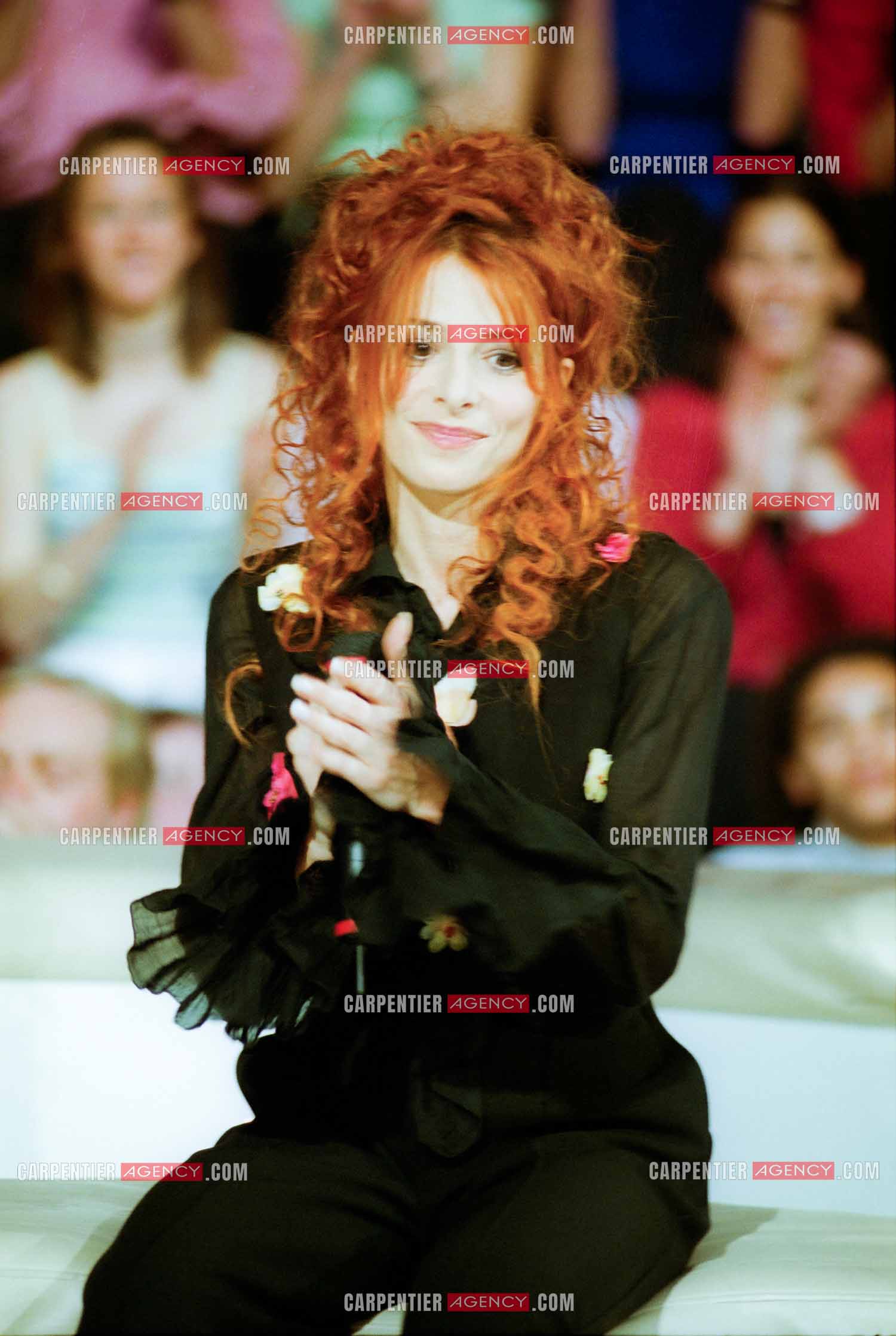 La chanteuse Mylène Farmer lors de l'enregistrement de l'émission " LES ANNÉES TUBES " en 1999. ( Exclusif ) Singer Mylène Farmer during the recording of the program "LES ANNÉES TUBES" in 1999.    (Exclusive)
