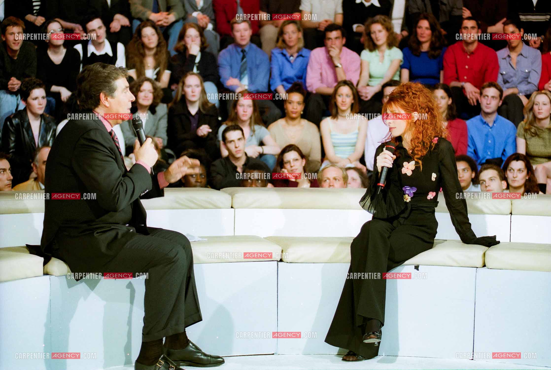 La chanteuse Mylène Farmer lors de l'enregistrement de l'émission " LES ANNÉES TUBES " présentée par Jean-Pierre Foucault en 1999. ( Exclusif )Singer Mylène Farmer during the recording of the show "LES ANNÉES TUBES" presented by Jean-Pierre Foucault in 1999. (Exclusive)