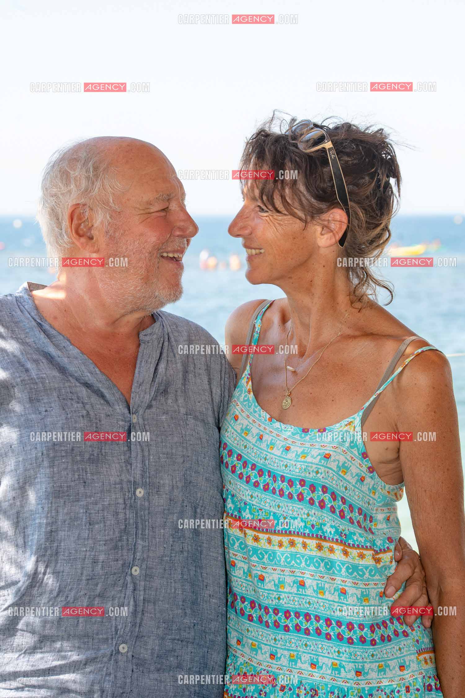 L'humoriste Marc Jolivet sort son livre “ TUEUR HORS SÉRIE “ aux éditions Plon avec l'aide de sa nouvelle compagne Julie Guinard.    ( Exclusif )