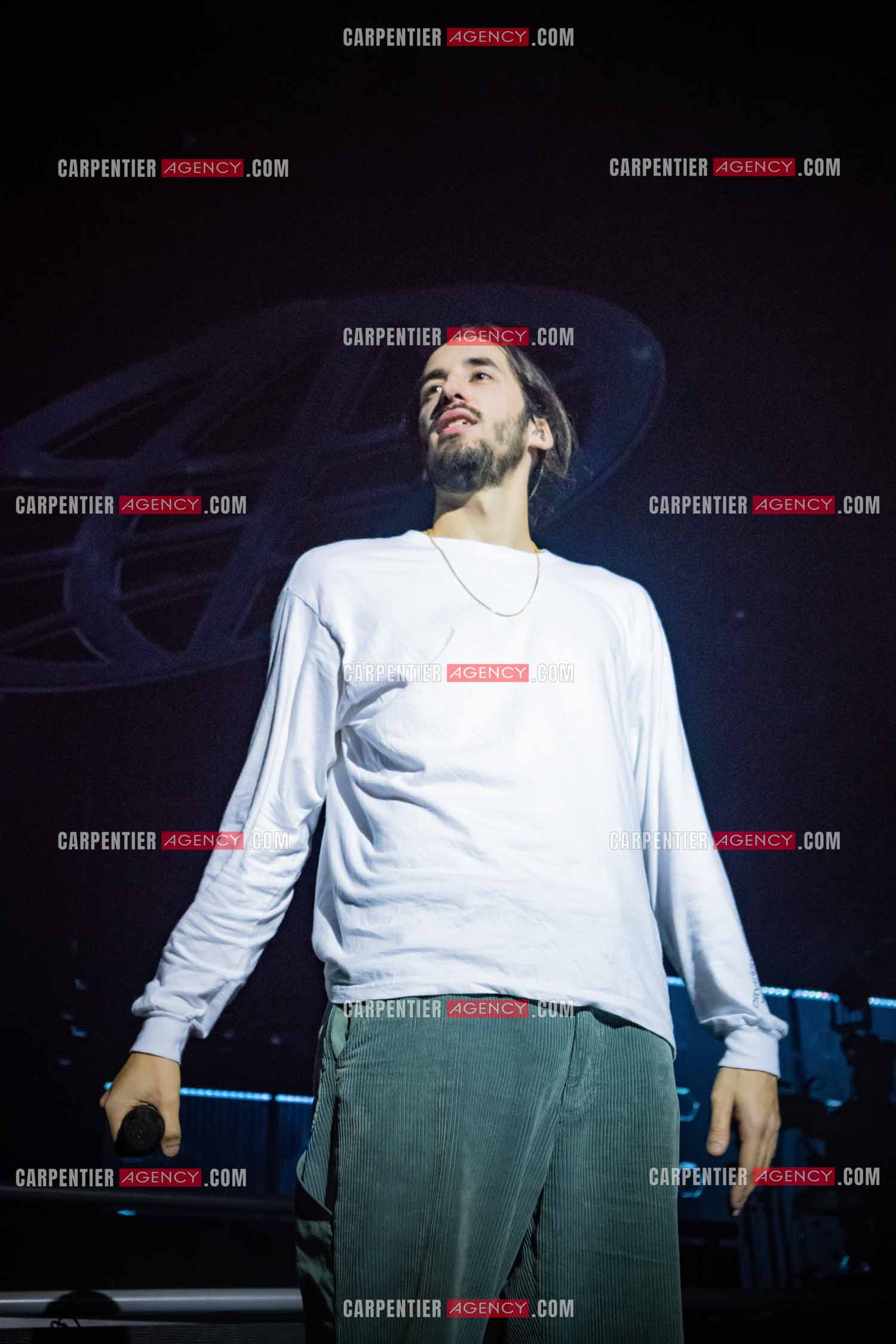 Artiste Chanteur de Rap Lomepal sur scène lors de la tournée Jeannine.