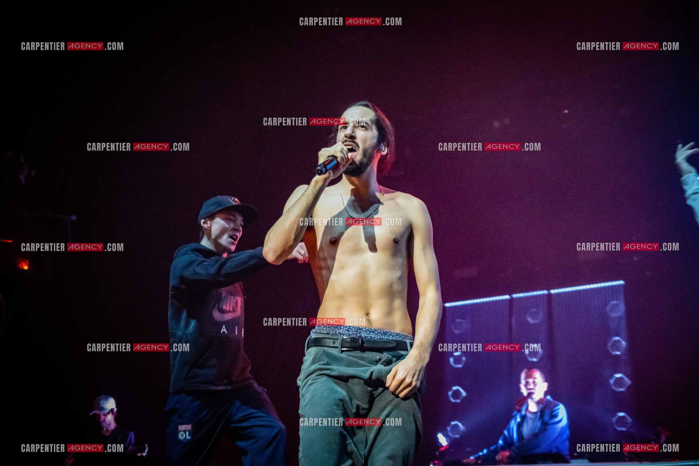 Artiste Chanteur de Rap Lomepal sur scène lors de la tournée Jeannine.