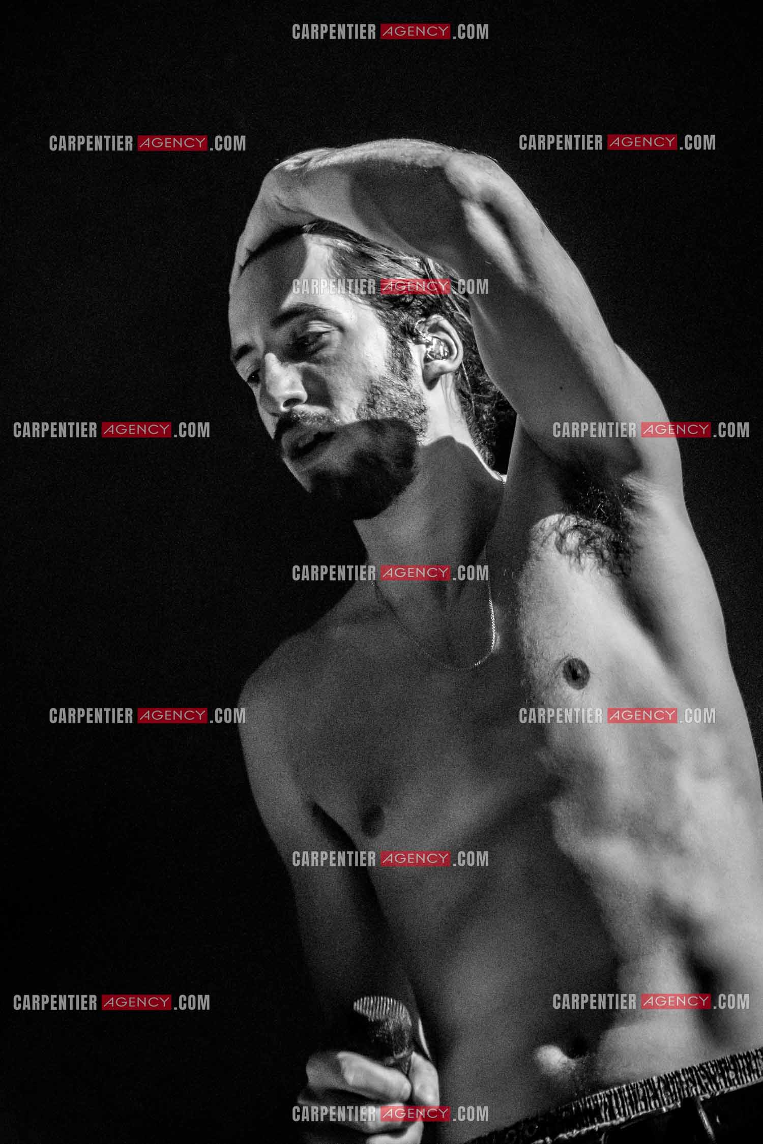 Artiste Chanteur de Rap Lomepal sur scène lors de la tournée Jeannine.