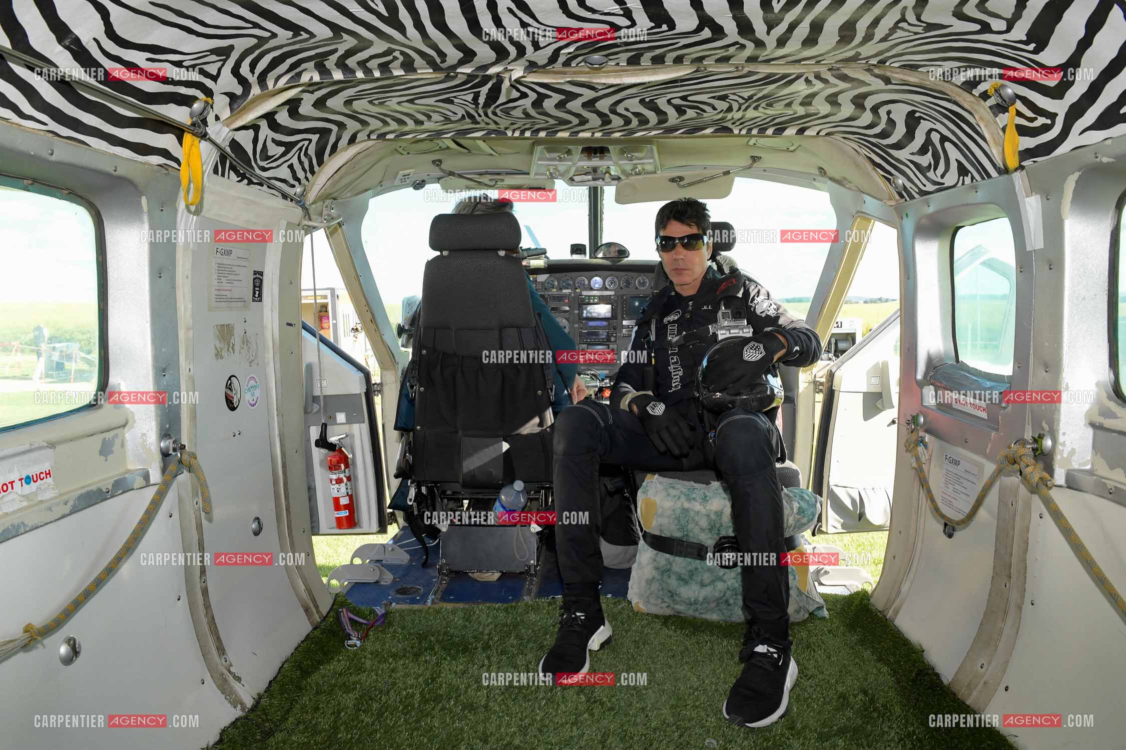 Le chanteur Jean-Luc Lahaye au centre de parachutiste de Fretoy Le Chateau pour sauter en parachute.