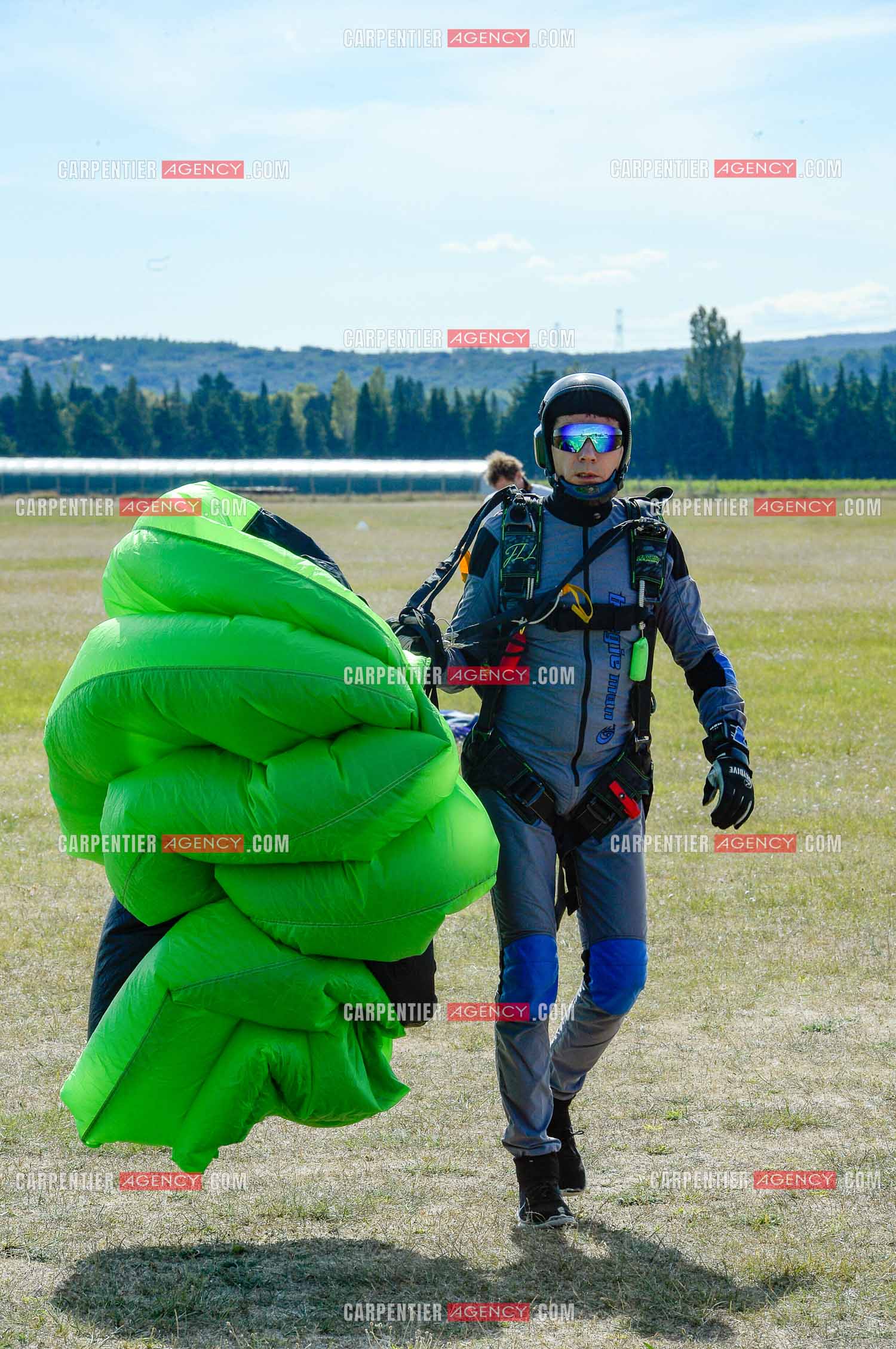 Le chanteur Jean-Luc Lahaye dans le sud de la France pour sauter en parachute. Artiste de la tournée STARS 80.        ( Exclusif )