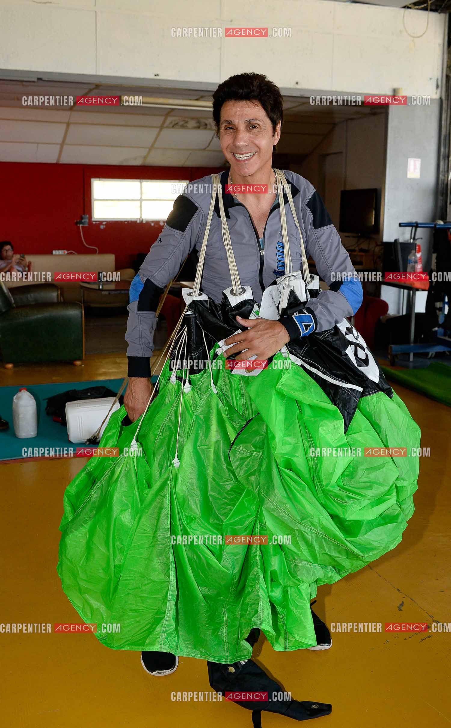Le chanteur Jean-Luc Lahaye dans le sud de la France pour sauter en parachute. Artiste de la tournée STARS 80.        ( Exclusif )